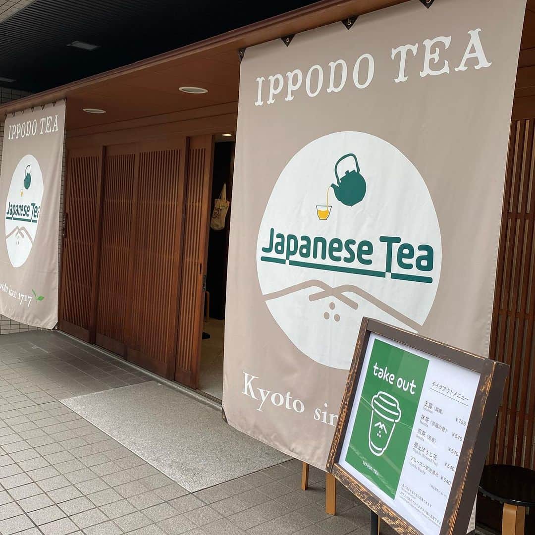 一保堂茶舗さんのインスタグラム写真 - (一保堂茶舗Instagram)「本日も曇り空の京都です。テイクアウトのお茶で鴨川散歩もオススメ。仮店舗でお待ちしておりますね。  It’s cloudy today here in Kyoto. Hope you enjoy your time here! Takeaway menu is the second photo.   #仮店舗　#ippodo #ippodotea #takeaway #temporarystore #teatogo #一保堂茶舗　#一保堂　#kyoto #matcha」7月10日 12時54分 - ippodotea