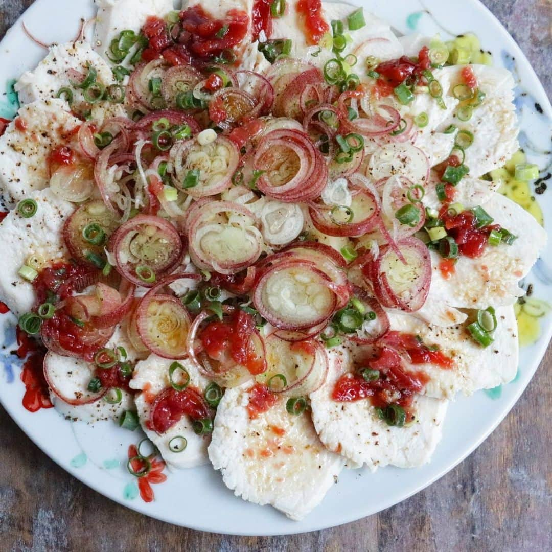 エダジュンさんのインスタグラム写真 - (エダジュンInstagram)「鶏むね肉のカルパッチョ〜梅ごま油仕立て〜  暑くて溶ろけそう〜😵‍💫💦 こんな時は、ひんやりおかずで決定☺️🫧  ということで、 鶏むねカルパッチョ風を作りました🙌  冷たいおかずで、すっきり美味しい🤤  自家製サラダチキンは 「鶏むねレシピ１５０」のレシピ本の、 レンチン蒸し鶏で作り、キンキンに冷やしました！(レンジ調理は暑い日にピッタリ🍧)  そこにたーっぷりのみょうが、小ねぎを散らして、梅肉×ごま油をかけて、黒胡椒を散らしました！  夏のおかずですね〜🎐  梅の酸味と胡麻油のコクが良い👍  やっぱり鶏むね肉って、 価格も安くて、さっぱりしていて、最幸だ〜😊✨  #鶏むね肉  #カルパッチョ #梅干し #茗荷#みょうが #エダジュン」7月10日 12時55分 - edajun