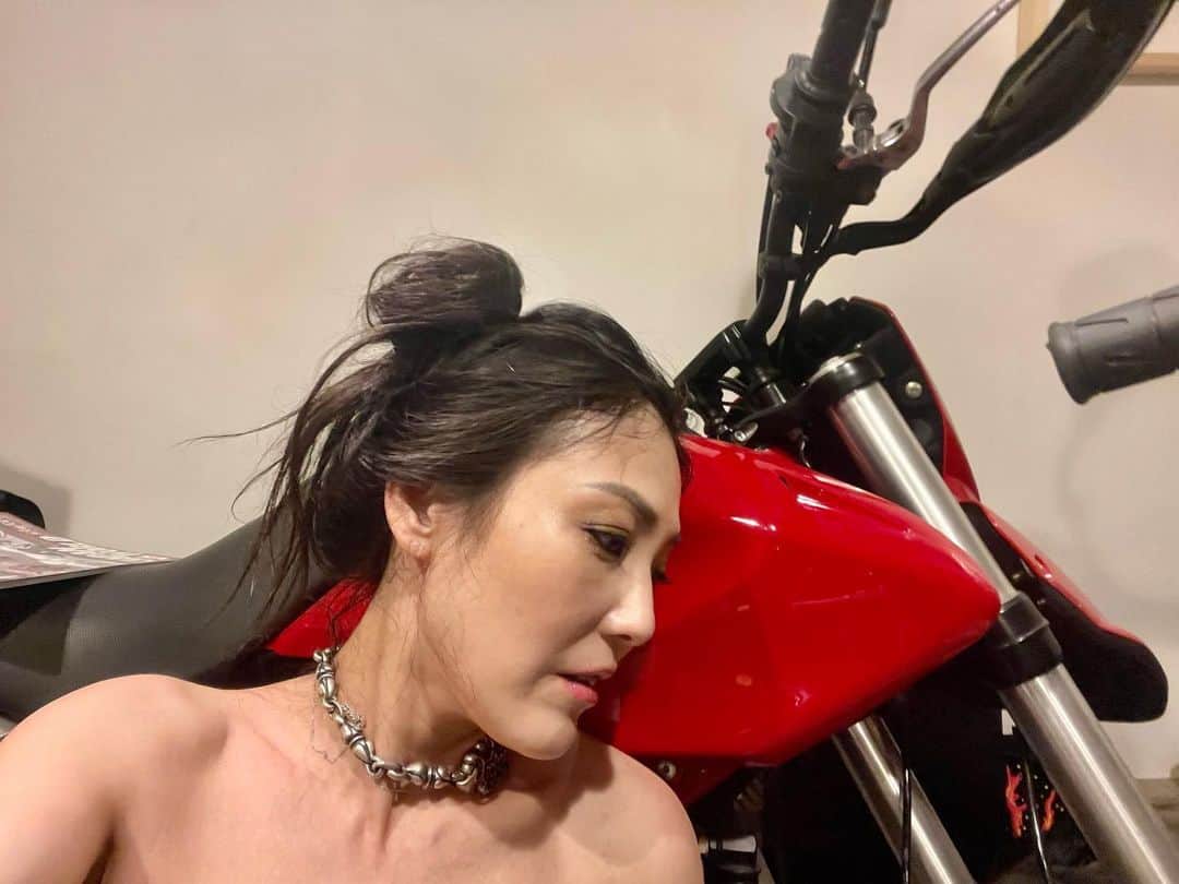 福山理子さんのインスタグラム写真 - (福山理子Instagram)「オートバイには、アクセサリーも必要よ。バイクと一緒に、自分もカスタム。  数日珍しく、パンツ👖じゃなかったので、#ウォレットチェーを首にしてみたの。昨日のイベントでもずっとしてたのはこれだよ^ ^  #ナックルダスター  かっこいい！  毎日、#闘う女 の あたしにぴったりでしょ？^ ^  #メリケンサック かっこ良すぎでしょ！！ あーかっこよ！！！  #ナックルダスター #MerikenSatsuk #gaboratory   gaboratory さん^ ^  ↓  https://gaboratory-jp.ocnk.net/phone/product/2792  #Ducati #Hypermotard 796」7月10日 13時02分 - rikofukuyama