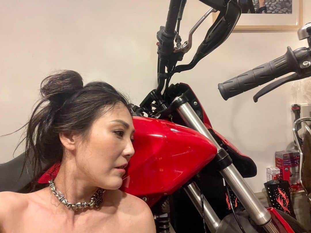 福山理子さんのインスタグラム写真 - (福山理子Instagram)「オートバイには、アクセサリーも必要よ。バイクと一緒に、自分もカスタム。  数日珍しく、パンツ👖じゃなかったので、#ウォレットチェーを首にしてみたの。昨日のイベントでもずっとしてたのはこれだよ^ ^  #ナックルダスター  かっこいい！  毎日、#闘う女 の あたしにぴったりでしょ？^ ^  #メリケンサック かっこ良すぎでしょ！！ あーかっこよ！！！  #ナックルダスター #MerikenSatsuk #gaboratory   gaboratory さん^ ^  ↓  https://gaboratory-jp.ocnk.net/phone/product/2792  #Ducati #Hypermotard 796」7月10日 13時02分 - rikofukuyama