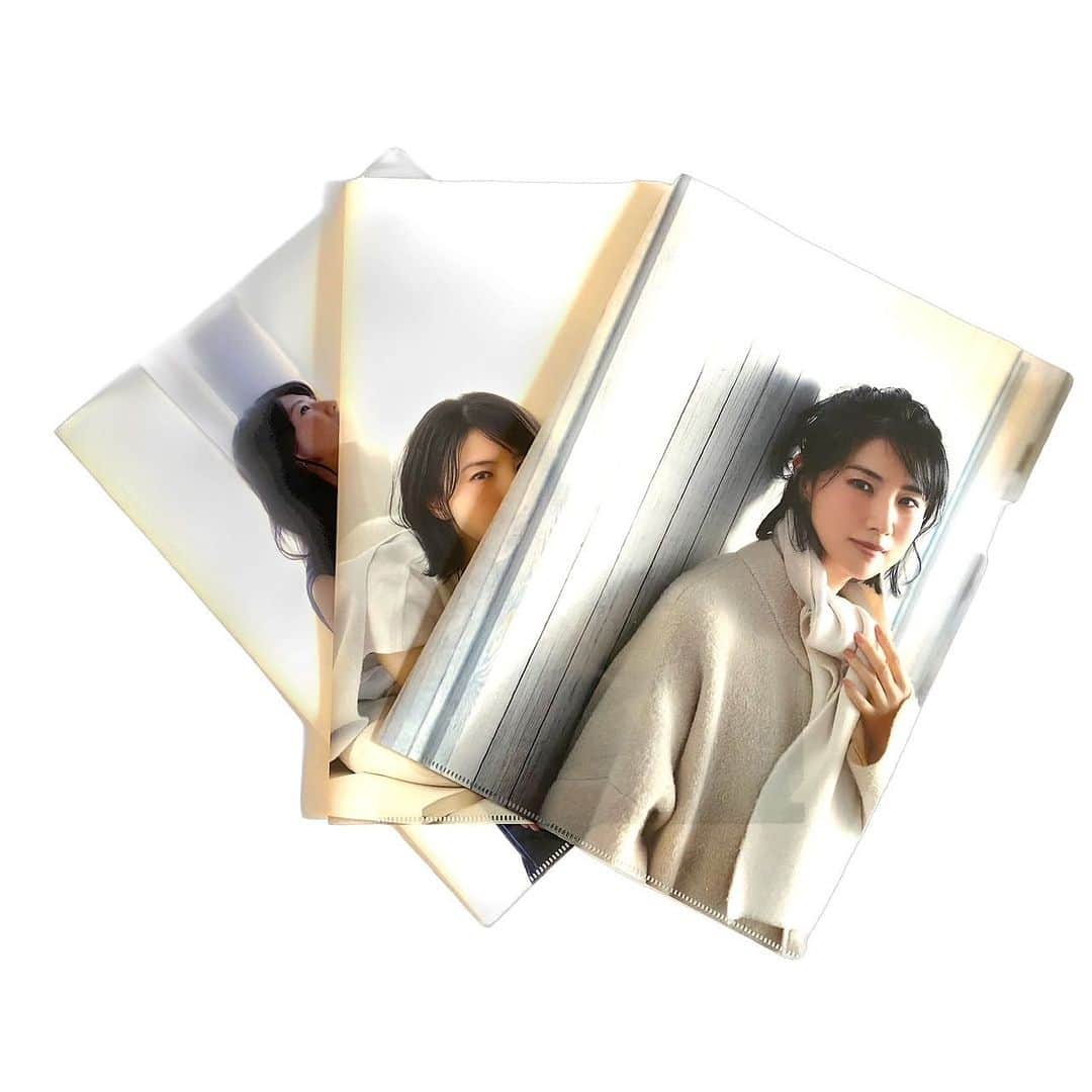 中江有里のインスタグラム：「7月16日（日）開催のライブにて、初のオリジナルグッズ、先行発売することになりました！ クリアファイルとポストカード、素敵に出来上がりました。この機会によかったら。  https://www.jzbrat.com/liveinfo/2023/07/#20230716  jzbrat（Tel&Web）にて。14:30と19:00の2回公演。 私が書き下ろした物語の朗読と、歌で奏でるライブです。 配信もあります。どちらもリンク先へ。  ストーリーズ、ハイライトにリンクがあります。電話03-57280168（平日14時〜21時）  #中江有里」