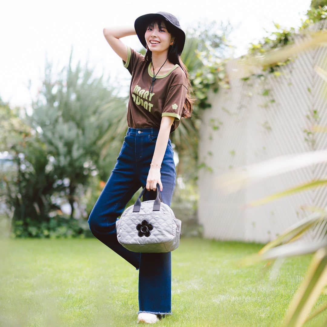 MARY QUANT officialのインスタグラム：「- Go out！ カジュアルコーデ&バッグ MARY QUANT feat. Kawaguchi Yurina - お気に入りのアイテムを身に着けると いつものお出かけがもっと楽しく！ デイリーに活躍するお洋服やバッグ アクセントになるアクセサリーや小物で カジュアルコーデを完成させて - #レトロロゴプリントリンガーTシャツ #ピンソニックキルトデイジー2WAYトート #デイジーストッパージャングルハット - #カラフルビジューブレスレット 7月下旬より順次展開予定 #ロゴパッチフレアデニムパンツ 8月上旬より順次展開予定 #プランプクリアイヤリング #プランプクリアネックレス 8月中旬より順次展開予定 - シューズはスタイリスト私物 - MODEL:@kawaguchi_yurina_official - オンラインショップ限定 今なら全品10％OFF！ ONLINE SHOP SPECIAL THANKS DAYS 開催中！！  ※一部商品は対象外です - #MARYQUANT #2023AUTUMN #NEWITEMS #FASHION - #マリークヮント #Tシャツ #デニム #ハット #ジャングルハット #バッグ #2WAYトート #イヤリング #ネックレス #ブレスレット」