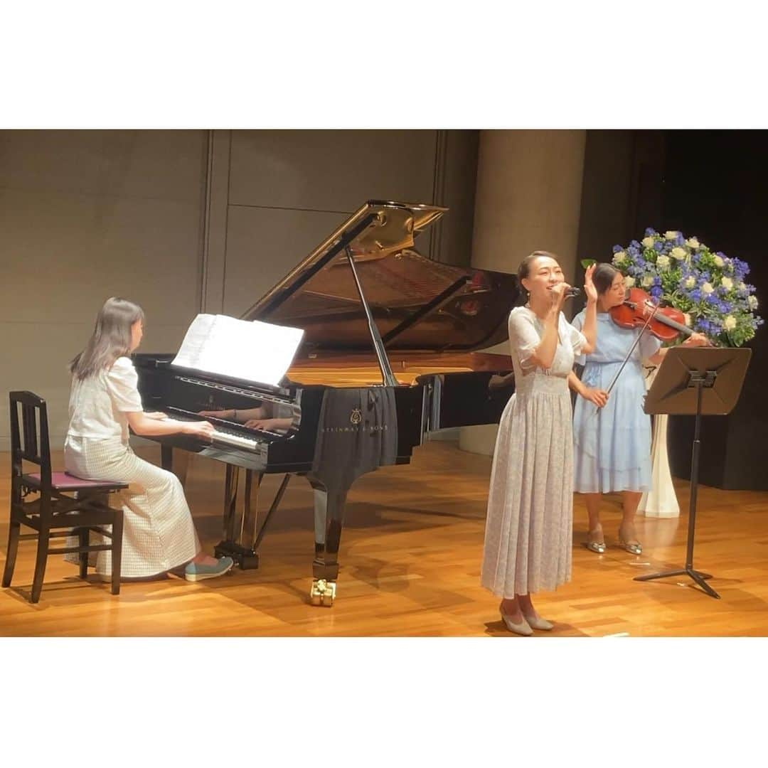 空さやかさんのインスタグラム写真 - (空さやかInstagram)「💎 久しぶりのライブ🎤  ピアノ発表会🎹の締めのゲストでご招待いただきました。  主催者のピアノ教室の先生が自らピアノ演奏してくださり、 #ヴァージンロード /空さやか  先生はビオラ、教え子の @moe_y0428 ちゃんがピアノ演奏で、 #竹内まりや さんの #いのちの歌 をカバーさせていただきました。  素敵な伴奏をしていただき感謝です🥺  いつも賑やかな子どもたちは、 ライブ本番は連れ出してもらってるのですがw 今回は2曲だけだったので客席からちゃんと座って見てられました😂  リハーサルでは がっつり私の横に来てステージに上がってましたけど😇ww  帰りの車で長男が珍しく「ママ、可愛かった‼️」ってベタ褒めしてくれてww久しぶりに歌ってる姿見てもらえて嬉しかった🥹  櫻👶は初めてママのライブ見れました🫶  素敵な時間とご縁をいただき、感謝でいっぱいの一日になりました🥹✨  #ゲストライブ #live  #シンガーソングライター #空さやか #ピアノ発表会 #ママシンガー #ありがとうございました  #さきらホール @rittosakira」7月10日 13時07分 - sky_sayaka