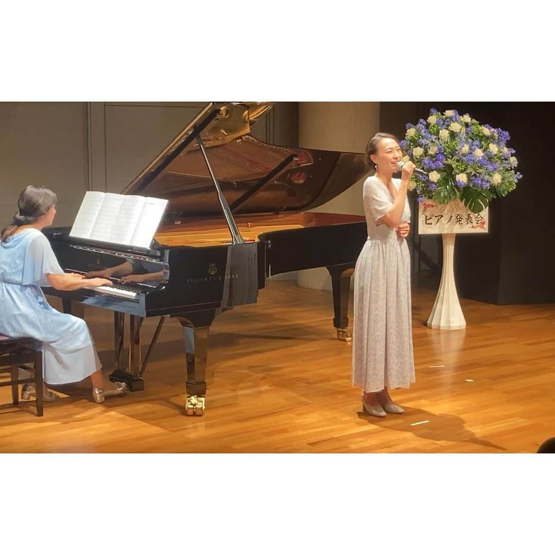 空さやかさんのインスタグラム写真 - (空さやかInstagram)「💎 久しぶりのライブ🎤  ピアノ発表会🎹の締めのゲストでご招待いただきました。  主催者のピアノ教室の先生が自らピアノ演奏してくださり、 #ヴァージンロード /空さやか  先生はビオラ、教え子の @moe_y0428 ちゃんがピアノ演奏で、 #竹内まりや さんの #いのちの歌 をカバーさせていただきました。  素敵な伴奏をしていただき感謝です🥺  いつも賑やかな子どもたちは、 ライブ本番は連れ出してもらってるのですがw 今回は2曲だけだったので客席からちゃんと座って見てられました😂  リハーサルでは がっつり私の横に来てステージに上がってましたけど😇ww  帰りの車で長男が珍しく「ママ、可愛かった‼️」ってベタ褒めしてくれてww久しぶりに歌ってる姿見てもらえて嬉しかった🥹  櫻👶は初めてママのライブ見れました🫶  素敵な時間とご縁をいただき、感謝でいっぱいの一日になりました🥹✨  #ゲストライブ #live  #シンガーソングライター #空さやか #ピアノ発表会 #ママシンガー #ありがとうございました  #さきらホール @rittosakira」7月10日 13時07分 - sky_sayaka