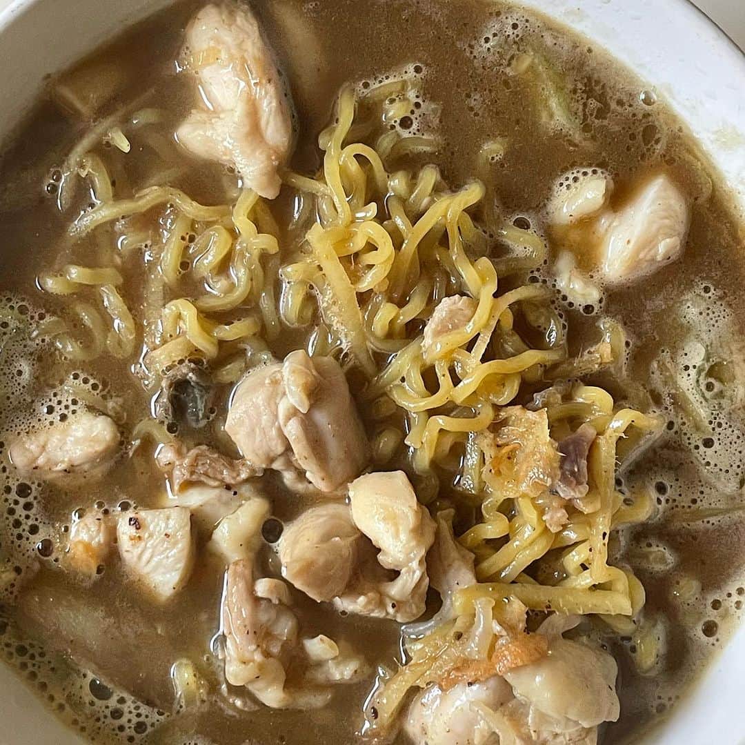 北原徹さんのインスタグラム写真 - (北原徹Instagram)「鶏のもも肉を焼いた残りの脂でスープをつくって、ラーメンに。ちょっとドロっと感があるのは　煮干し粉をたっぷり入れたから。生姜たっぷりのラーメンです。鍋の残り脂をスープにすることで、洗うのも楽になります♪地球にも優しい節約料理術です！」7月10日 13時10分 - torukitahara