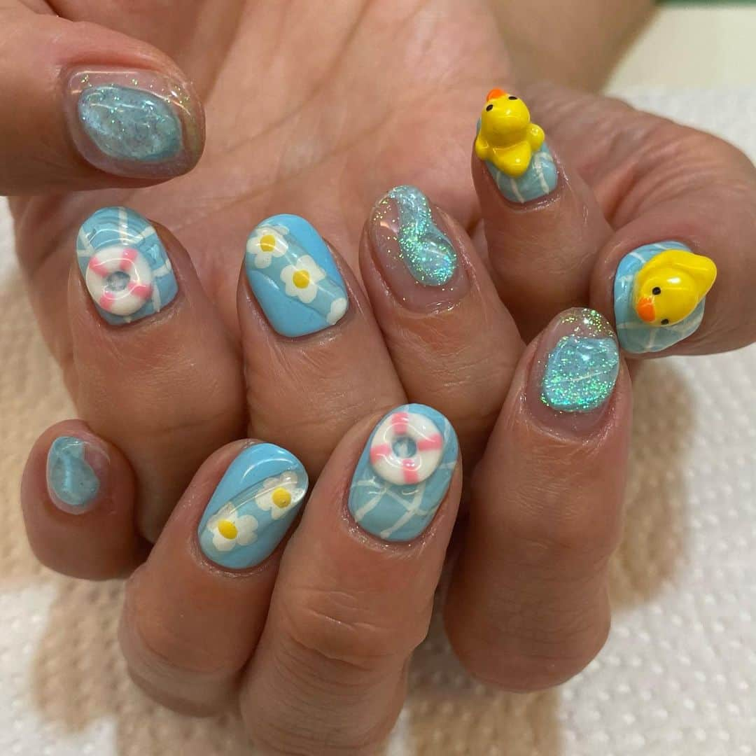 岡田祐佳のインスタグラム：「ネイル💅  アヒルネイル🪿  可愛い♡  高井ちゃん  ᐪᑋᵅᐢᵏ ᵞᵒᐡﾃﾞｽ(๑•̀ㅁ•́ฅ  あ！！今回このネイルにした意味、理由は… 次の投稿でw   #ネイル #夏ネイル #ネイルアート #デザイン #アヒル #あひる  #爽やか #渋谷 #あざとい #あざとくて何が悪いの」