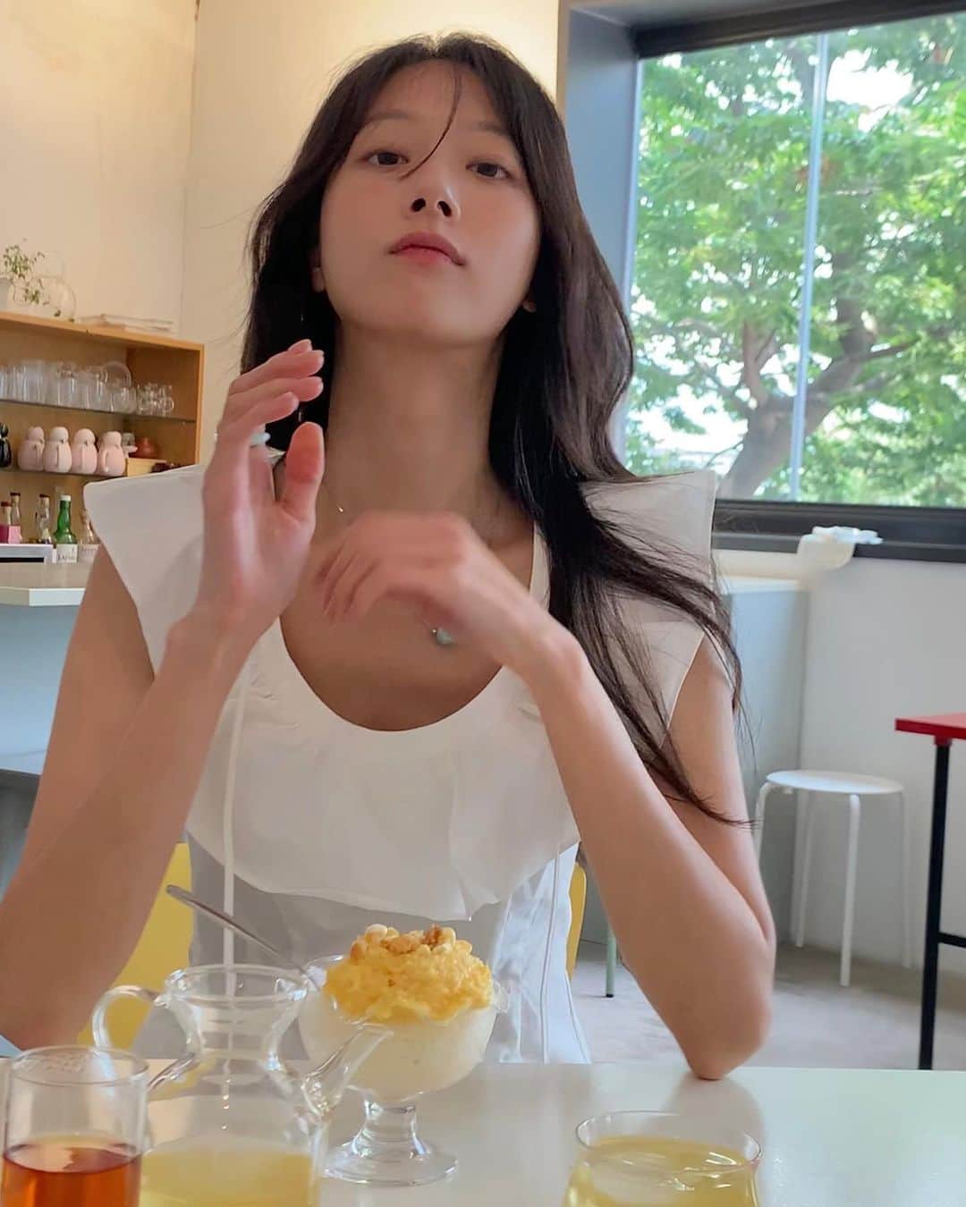 ミナ のインスタグラム：「숨이 턱 막히게 덥다가도 상큼달달한 과일 한 입이면 시원한 빙수 한 입이면 다 용서되는 미워할 수 없는 여름의 맛🍋🍧  레몬젤리도 좋았지만 초당옥수수 빙수 진짜 맛있었쟈나..🌽🍨」