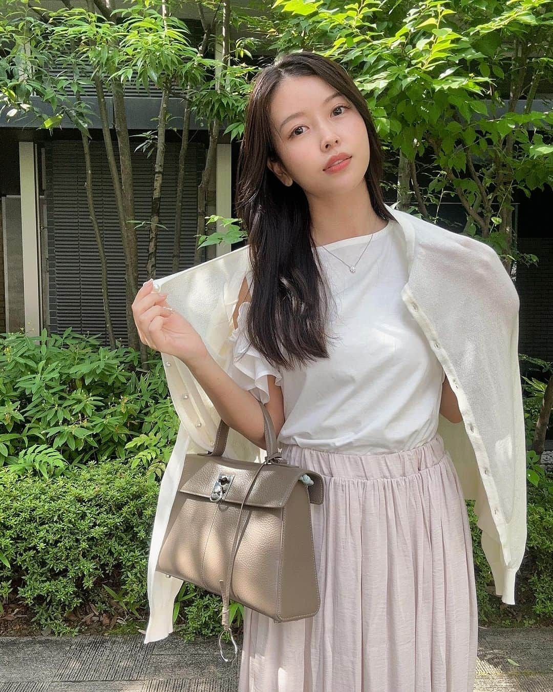 中野綾香のインスタグラム：「Alotta で購入1万5000円以内コーデ♡ 1コーデ目(1.2.3枚目) 👗着用アイテム3点  ♢肩開き２ＷＡＹフリルデザイントップス/¥3,993(S/オフホワイト) ①肩みせTシャツ💓着回せる♪  ♢パール調ボタン付サマーニットカーデ/¥3,993(M/オフホワイト) ②薄手の夏用カーディガン！さらっとした触り心地で肩に羽織って冷え対策♡  ♢サテン素材ギャザーフレアースカート/¥2,970 (Ｍ/エクリュ) ③これすごいーー💓💓 写真じゃ伝わらないの悔しいぐらい、ふわっふわに軽くてめっちゃ着心地いい！！◎◎ 色も絶妙なくすみ感♡これでこの値段は安すぎる😍✌️  2コーデ目(4.5.6枚目) 👗着用アイテム2点  ♢ボウタイ５分袖ブラウス/¥3,850 (M/オフホワイト) ①リボンのボリューム感が控えめで品よくまとまる！二の腕もカバーできてツルっとした素材だから軽くて着やすい♡  ♢無地＆柄アソートフレアースカート/¥3,850 (Ｍ/ネイビー) ②生地が分厚くて、ウエストはゴムだけど全周ギャザーじゃないところがポイント！インした時にシルエットが綺麗✳  安くてかわいい！大人フェミニンなほの甘いアイテムが沢山😍 @alotta_official 購入時はクーポンコード是非使ってください🫶 ↓↓ 【IA006】  #プチプラ #Alotta #Alottaコーデ　 #アロッタ #ベルーナ　 #大人フェミニンコーデ #プチプラコーデ #大人フェミニン　#大人女子コーデ　#デートコーデ #オフィスカジュアル #きれいめコーデ #デート服」