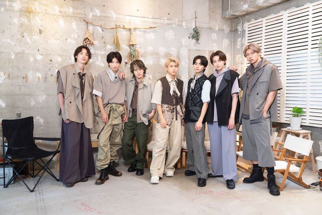 木村魁希のインスタグラム：「情報解禁❗️  7人組アーティストグループ「S/TEAM BLOOD(スチームブラッドな)」始動です！ ダンスや歌は勿論、街頭ロケやSNSなど様々な事を頑張っていきますので応援して下さい！！  日本テレビ「真夜中の推し活～S/TEAM BLOOD～」初回放送は7月25日(火)25:29よりスタート！乞うご期待♪   アーティストとしての活動を基に、舞台演出やアーティストプロデュースをも手掛ける"植木 豪"。 舞台『刀剣乱舞』や『ヒプノシスマイク-Division Rap Battle-』Rule the stage などの 2.5 次元舞台や、俳優がプロデューサーを務め話題の『ACTORS☆LEAGUE』の制作を行う "S-SIZE"。 そして、"日本テレビ"の新番組がタッグを組み、これからの未来を担う【若手俳優育成プロジェクト】を始動させる。  オーディションで選ばれた、若手俳優7人がアーティストグループ「S/TEAM BLOOD(スチームブラッド)」を結成し、ダンスや歌はもちろんの事、街頭ロケや SNS プロモーションなど「自分たちが売れるためにできること」をテーマに数々のことに挑戦していきます。  ある日突然結成を言い渡された彼らの葛藤や努力の過程を追いかけ、視聴者の皆様に新しい「推し」を見つけてもらう新感覚のドキュメントバラエティ番組。 まだ“何者でもない”7人が、アーティストとして成長していく様子をお届けします。  "植木 豪"による楽曲、振付等のプロデュースに、"S-SIZE"によるライブイベント運営、"日本テレビ"でスタートする本番組は、「有吉ゼミ」や「有吉の壁」などを手がける橋本和明が企画プロデュースを担当。  「真夜中の推し活~S/TEAM BLOOD~」 初回放送は7月25日(火)25:29よりスタート! ご期待ください。  #SteamBlood」