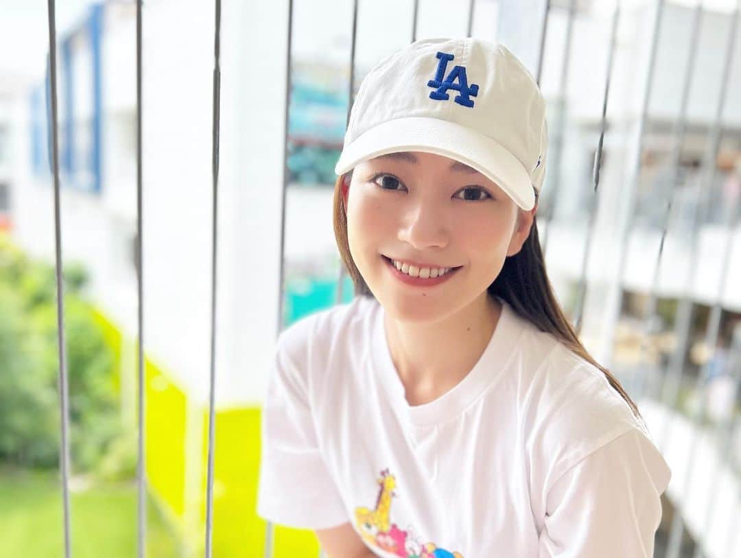 金井憧れさんのインスタグラム写真 - (金井憧れInstagram)「休日の過ごし方🧢  休日はいつも Tシャツ、ジーンズに、スニーカー👟 アウトレット行ったり公園行ったり。  いままでカメラロールは娘👧ばかりだったけれど、最近は私が撮ろうとすると逆に撮りたがり、私の写真も増えてきました📸 （しかもなんか上手い）  この写真も👧撮影。  #にしても暑い  #🍧#🍦#🧊 涼しげな絵文字並べてみる @ginbis_tabekko_official  #uniqlotokyo」7月10日 13時28分 - akogare.kanai