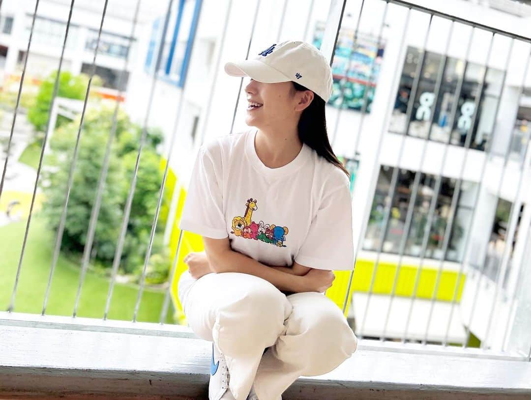 金井憧れさんのインスタグラム写真 - (金井憧れInstagram)「休日の過ごし方🧢  休日はいつも Tシャツ、ジーンズに、スニーカー👟 アウトレット行ったり公園行ったり。  いままでカメラロールは娘👧ばかりだったけれど、最近は私が撮ろうとすると逆に撮りたがり、私の写真も増えてきました📸 （しかもなんか上手い）  この写真も👧撮影。  #にしても暑い  #🍧#🍦#🧊 涼しげな絵文字並べてみる @ginbis_tabekko_official  #uniqlotokyo」7月10日 13時28分 - akogare.kanai