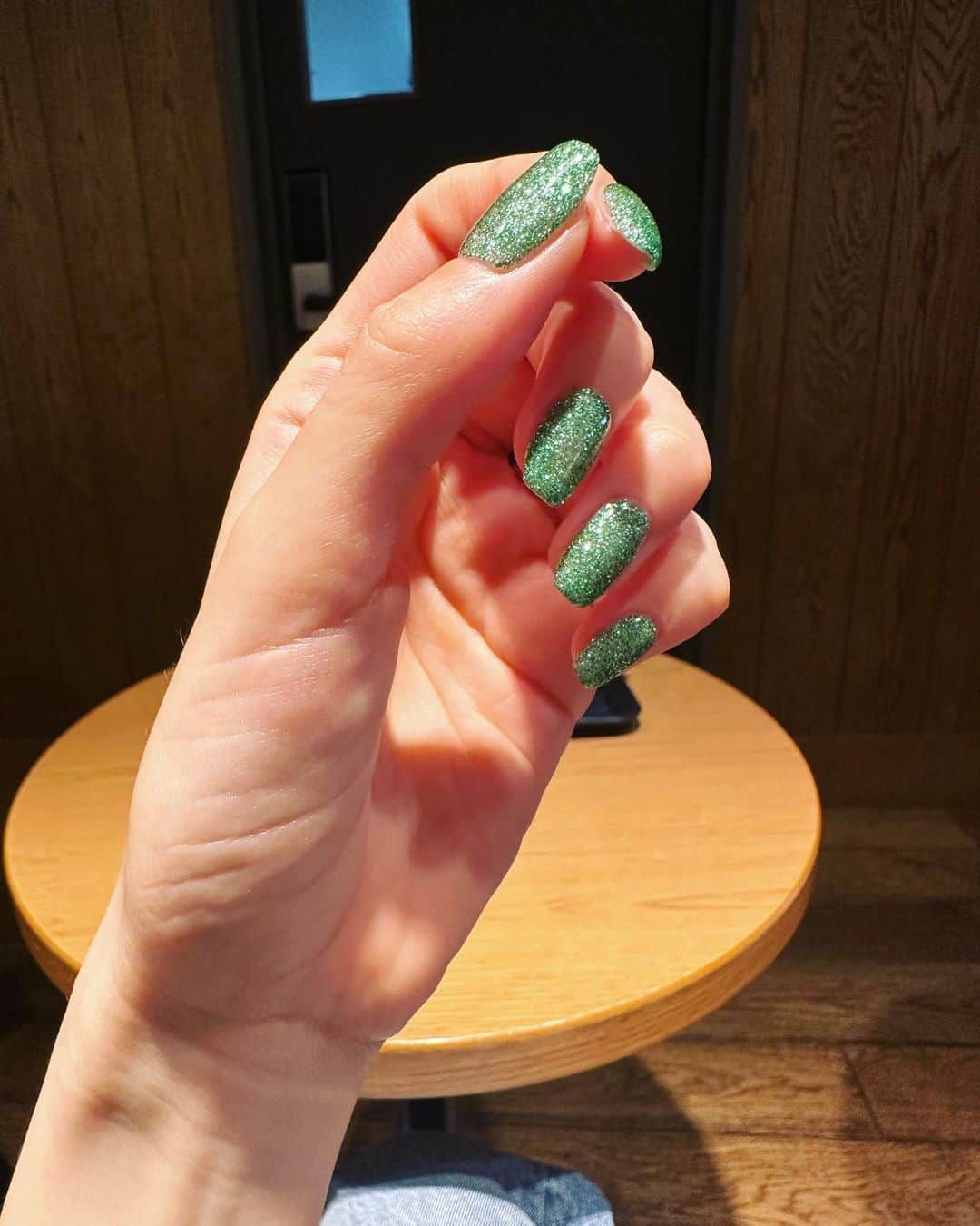 潮みかさんのインスタグラム写真 - (潮みかInstagram)「セーラージュピターの爪の色になった💚🧩🪛🔫🧼  #glitter #グリッター大好き #nails #glitternails #greennails」7月10日 13時44分 - ushiomika