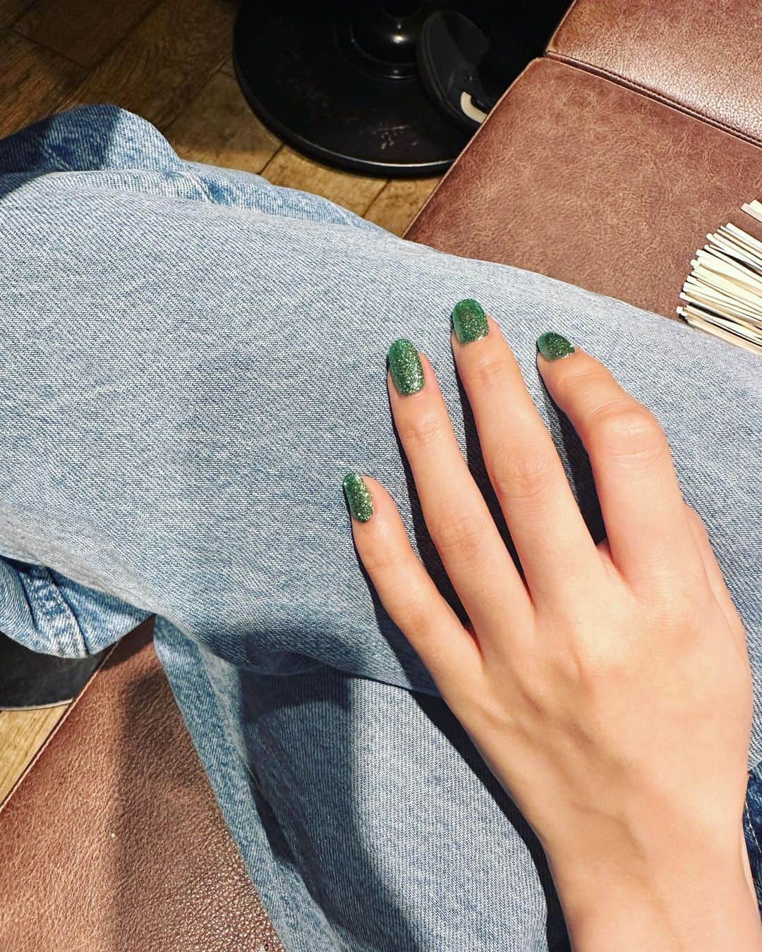 潮みかのインスタグラム：「セーラージュピターの爪の色になった💚🧩🪛🔫🧼  #glitter #グリッター大好き #nails #glitternails #greennails」
