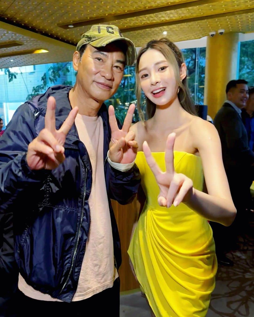 のインスタグラム：「嘻嘻有幸和華哥 @simonyamofficial 代言同一家品牌 @gintellmalaysia 😍❤️🫶🙏  未來日子請Gintell多多指教！ 還有我們馬來西亞之光 @profjimmychoo 最近的新品非常好看喲！大家可以多多關注😊  特別感謝May姐和SiowLi的細心照顧💕」