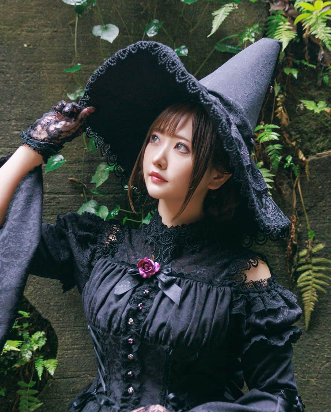 すみれおじさんさんのインスタグラム写真 - (すみれおじさんInstagram)「木漏れ日の魔女🧙‍♀️  #me #photo #japan #japanese #japanesegirl #kawaii #girl #selfie #portrait #女孩 #소녀 #长发 #可愛#косплей #كوسبلاي #คอสเพลย์ #코스프레 #角色扮演 #照片 #사진 #일상 #셀피 #메이크업 #패션」7月10日 13時41分 - sumire_shinohana