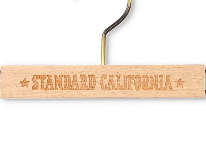 スタンダードカリフォルニアさんのインスタグラム写真 - (スタンダードカリフォルニアInstagram)「SD Wood Pants Hangerが入荷しました‼︎  ジャケットハンガー同様 新たにラインナップに加わったパンツハンガー。  Standard California 直営店で使用しているのと同型のパンツハンガーは、ウエスト部分やズボンの裾を挟むだけとシンプルな仕様。クリップの可動幅が広いため、様々なボトムにお使いいただけます。  デザインはフロント部分にStandard Californiaロゴが入ります。 素材は無塗装のナチュラルウッド、使い込むことで素材ならではの経年変化も楽しめます。  SD Wood Pants Hanger has arrived!!  『Wood Pants Hanger』 SIZE ： W28cm×D2.5cm PRICE ： ￥8,250（税込） 1SET＝3pcs  @standardcalifornia_os  @standardcalifornia_movie   #standardcalifornia #スタンダードカリフォルニア #woodhanger #hanger #ハンガー #木製ハンガー #pantshanger #bottomshanger #パンツハンガー #ボトムスハンガー #internationalshipping #overseashipping #worldshopping #worldshoppingjp」7月10日 13時49分 - standardcalifornia