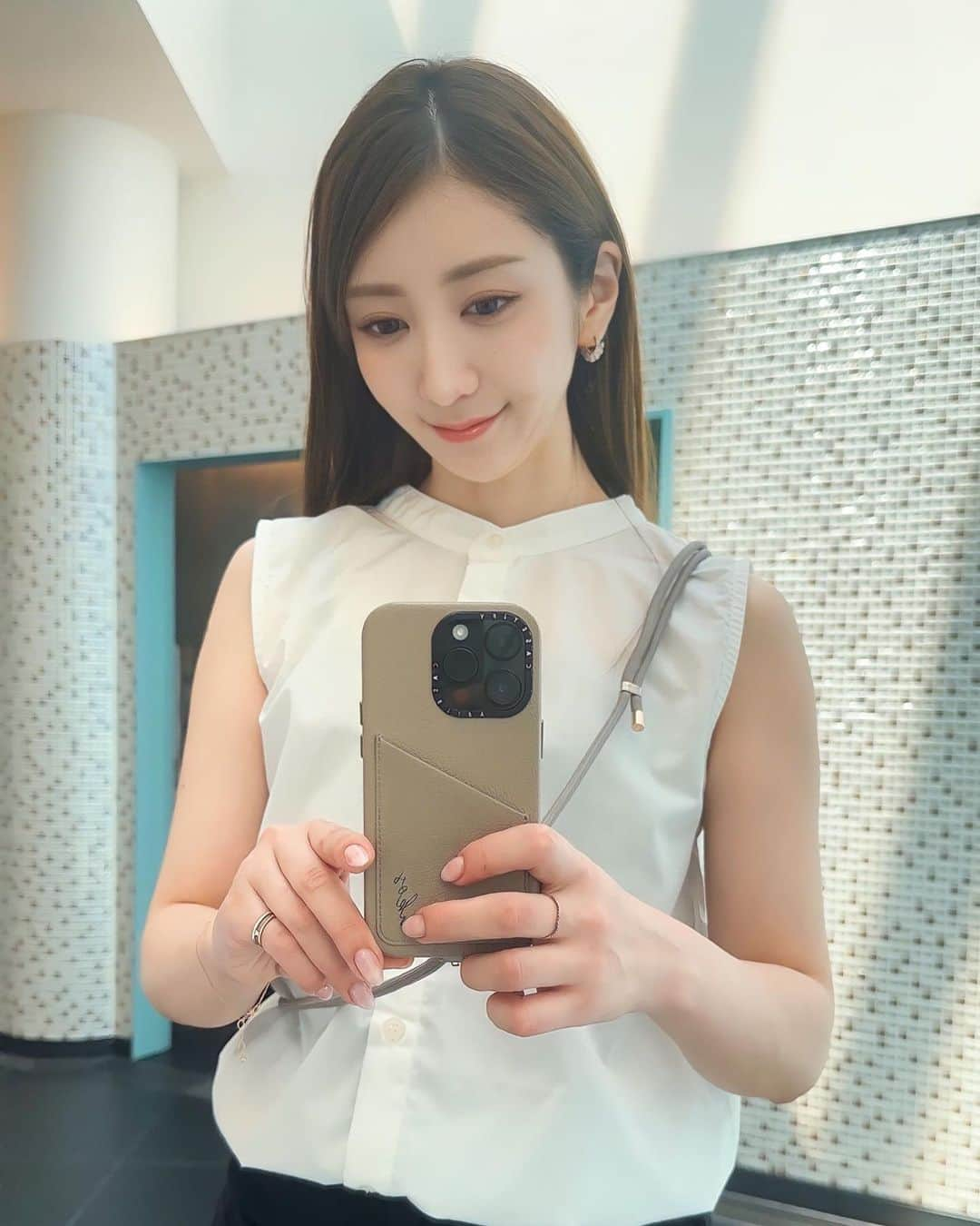 坂本麻子のインスタグラム：「. ずっと愛用してるiPhoneケースは@casetify の カスタムレザーケースのポケット付きのグレージュと ロープスマホショルダーのチャコールのセット🌼🫶 . チェーンの引っ掛けるところも 取り外し可能で重宝してます⛓️🤍 . ako.sと入れたかったけど、.の位置間違えた。笑 .  #iphoneケース #iphone14pro #ad  @casetify_jp @casetify  #CASETiFY #ShowYourColors #スマホショルダー #携帯ケース#私物#愛用品#グレージュ」