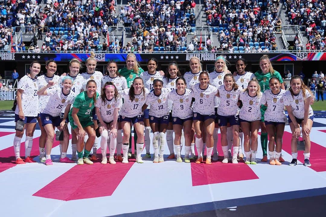 アリッサ・ナアーのインスタグラム：「It’s go time! ✌🏻🇺🇸 #WC2023」
