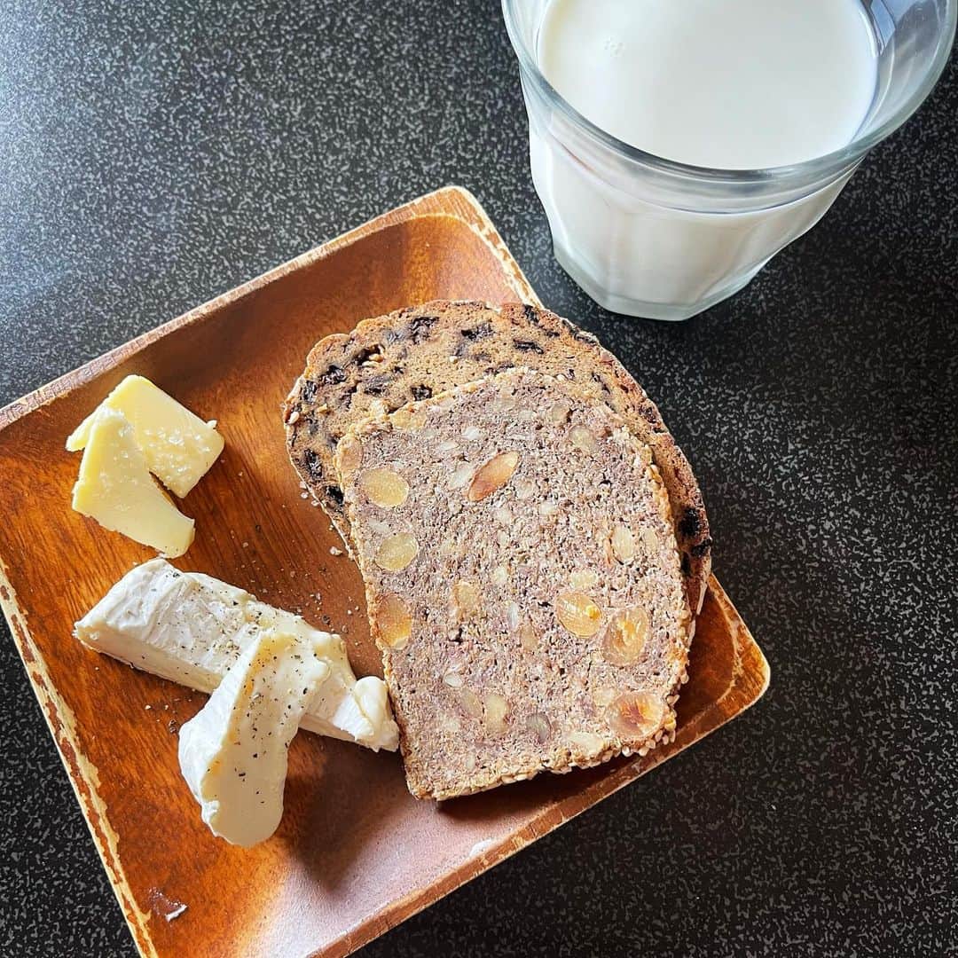黒木渚のインスタグラム：「とある朝ごはん。 ドイツパンとチーズ。」