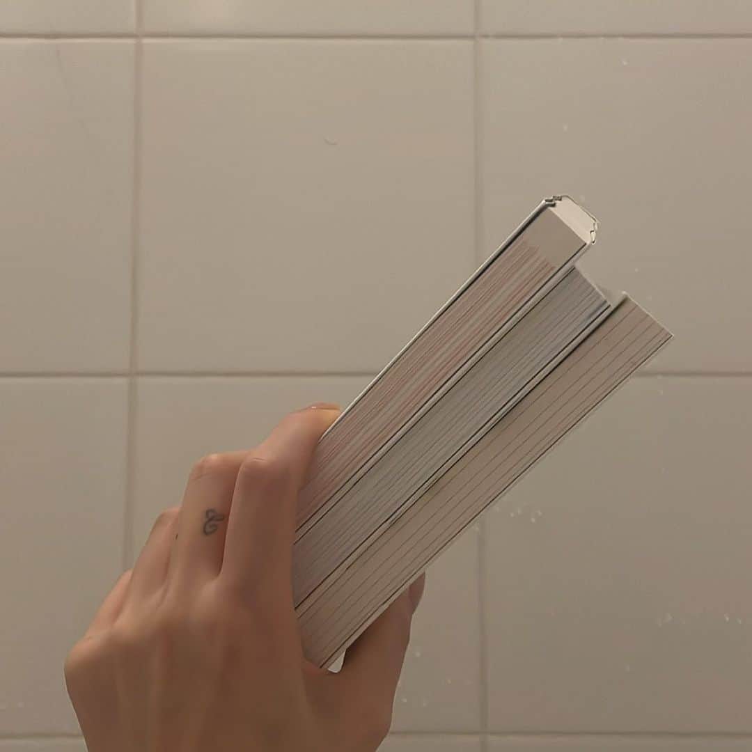 Tomomi Teradaのインスタグラム：「お風呂で読書🚿もう2023年も半分が過ぎたね。私の今年の目標は、アップデート。たくさん吸収する、色んなものを見る、色んな言葉を聞く。歳を重ねるごとに自分の価値観の形成が着々とされていく中、しなやかでありたい。」