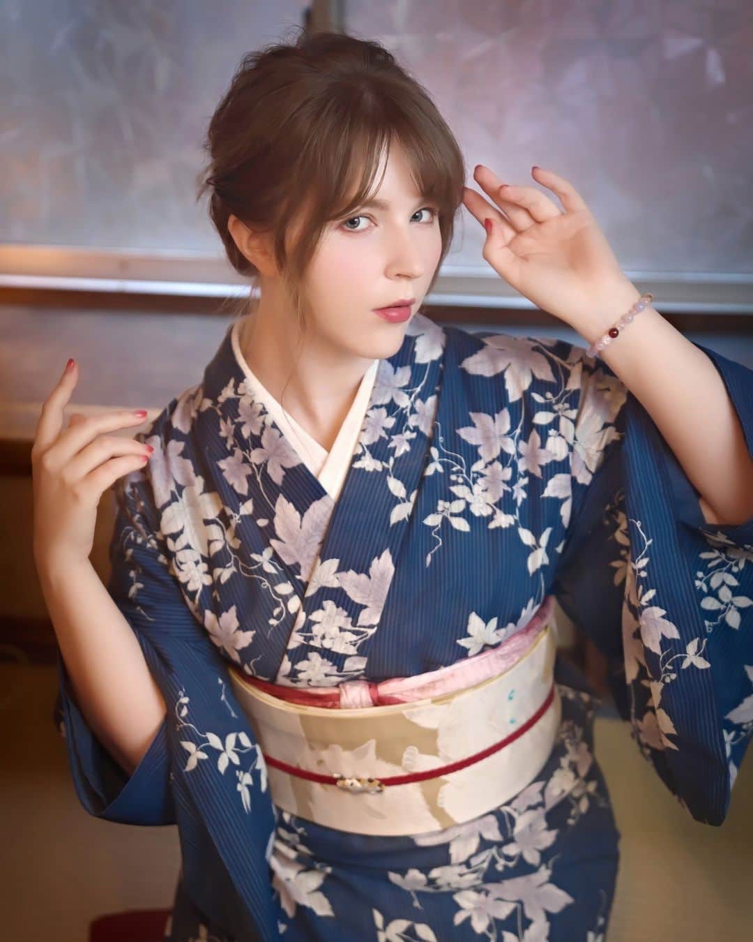ジューン・ラブジョイさんのインスタグラム写真 - (ジューン・ラブジョイInstagram)「💙 New week to begin, I wish you all a wonderful Monday 💙⠀ Let's do our best !!⠀ ⠀ J'ai déjà hâte d'être vendredi soir... 😏⠀ ⠀ 📸 : @takahiro_ch ⠀ ⠀ #kimono #model #blue #summer #japan #été #japon #culture #traditions #tatami #modèle⠀」7月10日 14時00分 - junelovejoyy