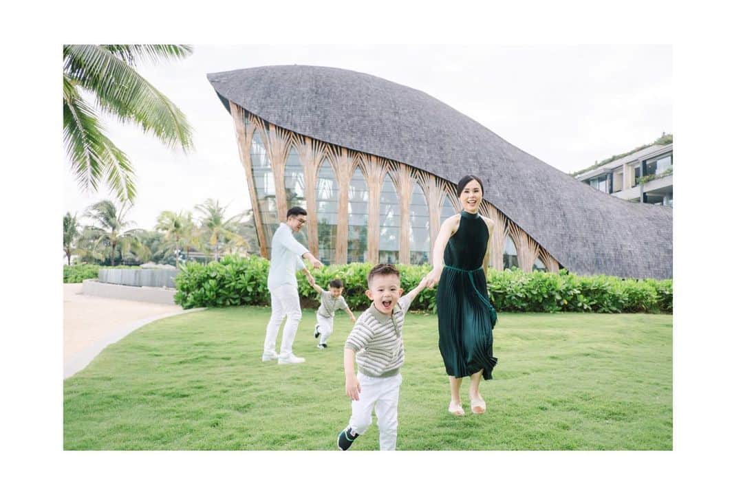 FUJIFILM INDONESIAさんのインスタグラム写真 - (FUJIFILM INDONESIAInstagram)「Kebersamaan adalah hal penting dalam sebuah keluarga.  Inilah kesan yang muncul dari foto @adiwarnairawan yang menghadirkan kebersamaan dalam frame sebagai interpretasi momen indah bersama keluarga tercinta. Dengan tone warna yang lembut dari kamera Fujifilm X-T4 kesan kebersamaan dalam foto keluarga ini menjadi semakin indah.  Bisa menebak gak foto ini pakai film simulation apa?  Captured by @adiwarnairawan Using FUJIFILM X-T4 Lens Fujinon XF 33mm F1.4 R LM WR + XF 18mm F2 R  #XT4 #XT4_id #FujifilmXT4 #XF33MMF14RLMWR #XF18mmF2R #fujifilm_id #FujifilmIndonesia」7月10日 14時00分 - fujifilm_id
