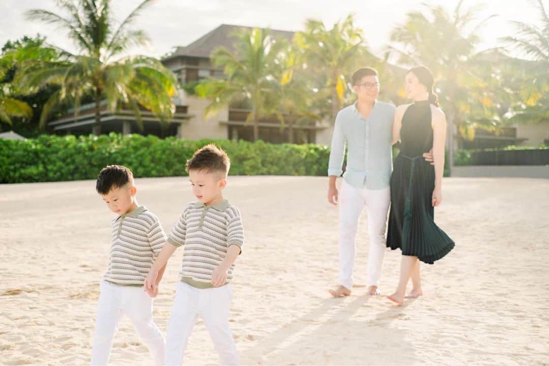 FUJIFILM INDONESIAさんのインスタグラム写真 - (FUJIFILM INDONESIAInstagram)「Kebersamaan adalah hal penting dalam sebuah keluarga.  Inilah kesan yang muncul dari foto @adiwarnairawan yang menghadirkan kebersamaan dalam frame sebagai interpretasi momen indah bersama keluarga tercinta. Dengan tone warna yang lembut dari kamera Fujifilm X-T4 kesan kebersamaan dalam foto keluarga ini menjadi semakin indah.  Bisa menebak gak foto ini pakai film simulation apa?  Captured by @adiwarnairawan Using FUJIFILM X-T4 Lens Fujinon XF 33mm F1.4 R LM WR + XF 18mm F2 R  #XT4 #XT4_id #FujifilmXT4 #XF33MMF14RLMWR #XF18mmF2R #fujifilm_id #FujifilmIndonesia」7月10日 14時00分 - fujifilm_id