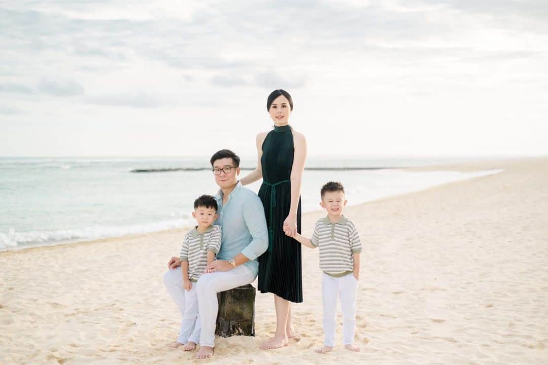 FUJIFILM INDONESIAさんのインスタグラム写真 - (FUJIFILM INDONESIAInstagram)「Kebersamaan adalah hal penting dalam sebuah keluarga.  Inilah kesan yang muncul dari foto @adiwarnairawan yang menghadirkan kebersamaan dalam frame sebagai interpretasi momen indah bersama keluarga tercinta. Dengan tone warna yang lembut dari kamera Fujifilm X-T4 kesan kebersamaan dalam foto keluarga ini menjadi semakin indah.  Bisa menebak gak foto ini pakai film simulation apa?  Captured by @adiwarnairawan Using FUJIFILM X-T4 Lens Fujinon XF 33mm F1.4 R LM WR + XF 18mm F2 R  #XT4 #XT4_id #FujifilmXT4 #XF33MMF14RLMWR #XF18mmF2R #fujifilm_id #FujifilmIndonesia」7月10日 14時00分 - fujifilm_id