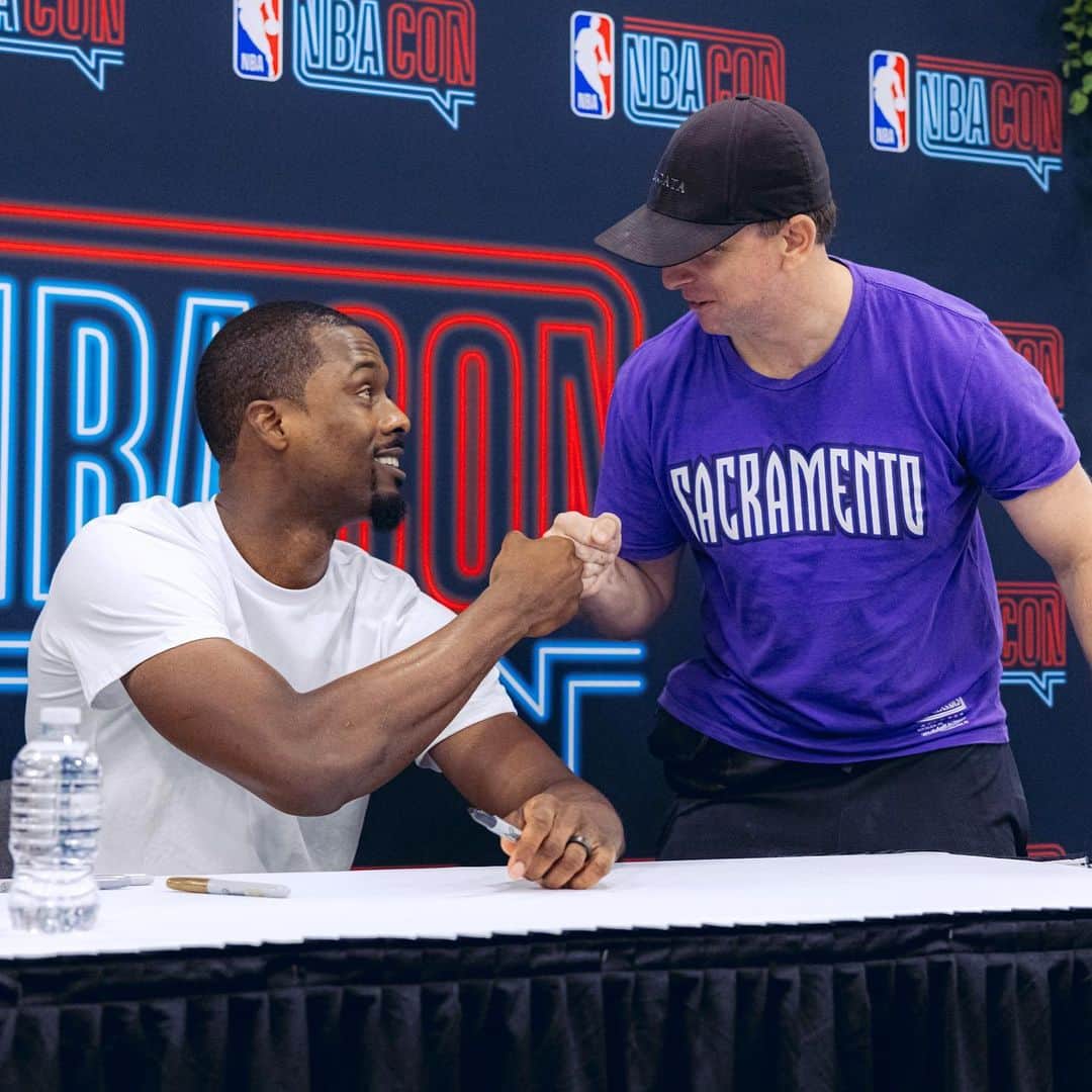ハリソン・バーンズのインスタグラム：「Sacramento showed up at NBA Con for Harrison Barnes 👑」
