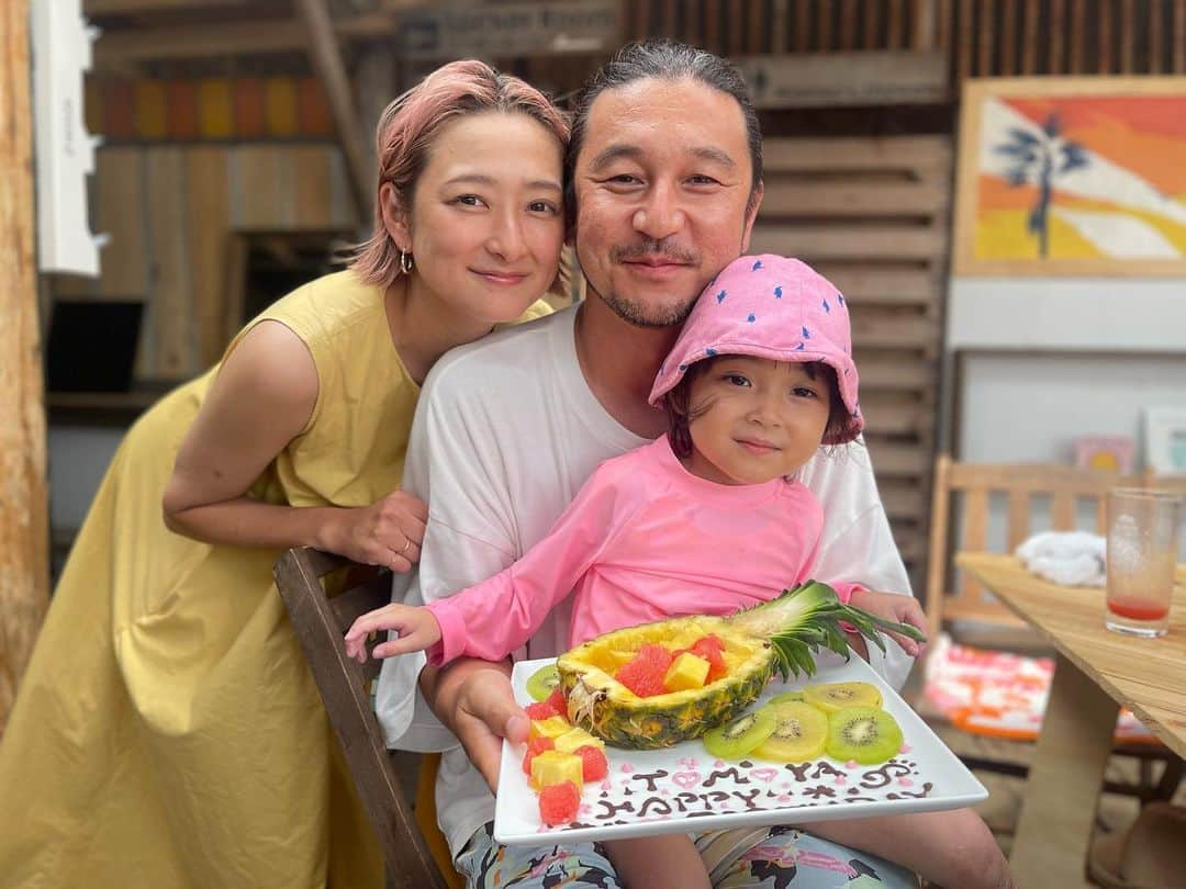 松本亜希さんのインスタグラム写真 - (松本亜希Instagram)「ハッピーバースデーマイダーリン🎂❤️  @seasidelivingzushi にて💓  #逗子海岸  #海の家 #seasideliving」7月10日 14時23分 - aaakichasooo