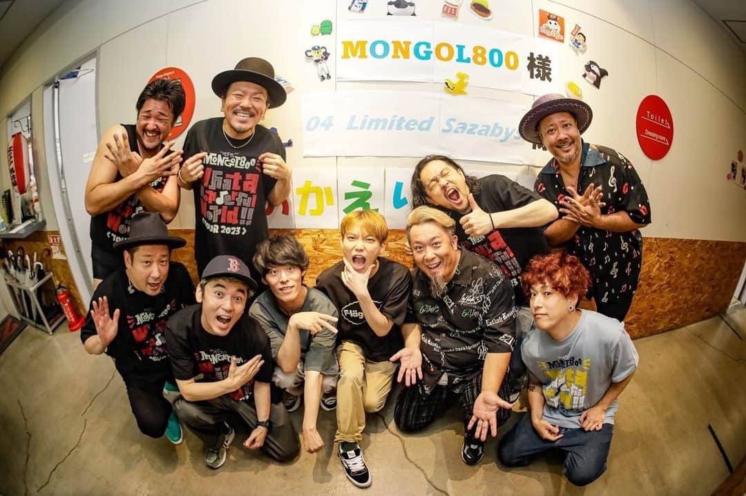 上江洌清作のインスタグラム：「WWWtour2023  Zepp名古屋  with 04 Limited Sazabys‼️  いや〜改めて初めての対バンでしたが、そんな雰囲気は微塵も感じずw  お互い自由に弾けまくって、めちゃくちゃ楽しかった🤙🏾🌴👌🙏  サプライズ情報解禁もあったり㊙️🫣  打ち上げではフォーリミと粒さんの相性がバッチリだったり🫣w  また遊びましょ❣️  photo by @saru_0305   #mongol800   #04limitedsazabys」