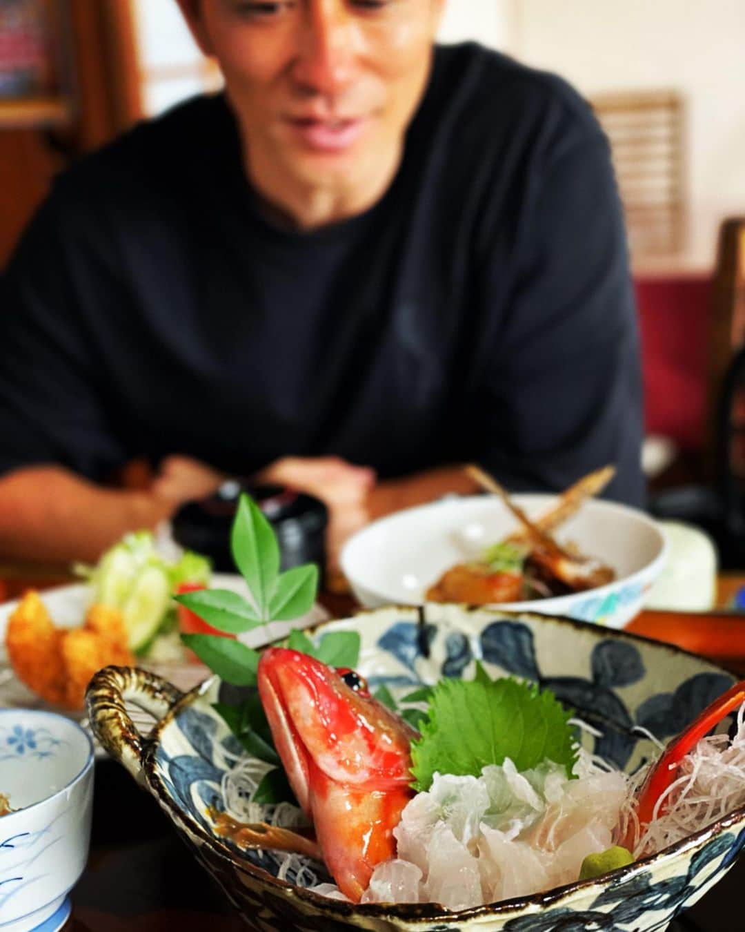玉田圭司のインスタグラム：「久しぶりに妻を連れて長崎へ✈️ てん新のお刺身はほんとに新鮮で美味しい😋🐟  そして昨日は試合観戦⚽️ 感想としては、山口の方がより意図を持ってプレイしていたなと感じました。 長崎は選手と選手があまり繋がりを持てていないように見えましたし、イメージの共有も出来ていなかったのが気になりますね。 でもまだまだ昇格は手の届く場所にありますし、試合をこなしながらチームが成長していくように期待しています。 頑張れ！  @vvarennagasaki_official」
