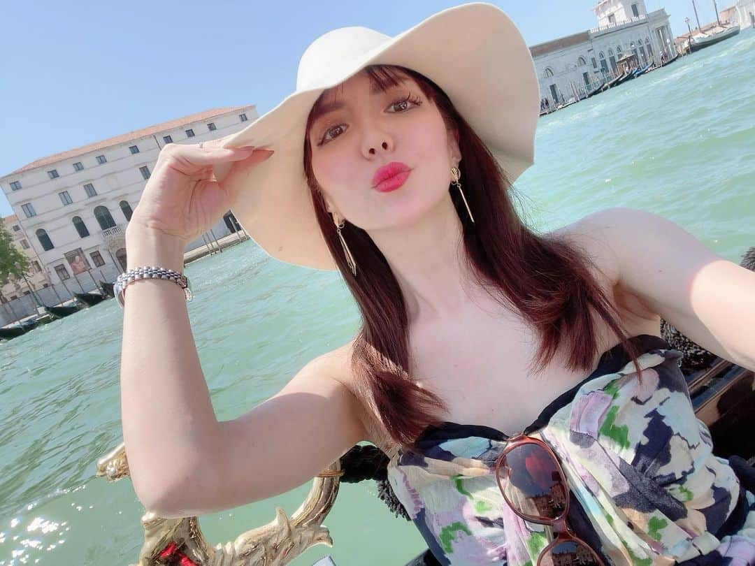 久本直美のインスタグラム：「イタリア🇮🇹を周遊しています✈️ 久しぶりの海外！ 思いっきりリフレッシュいたします🇮🇹  グラッチェ✨  #イタリア #ミラノ #ヴェネチア #またまだ周るよ #プラダの本店でPRADAを着る」