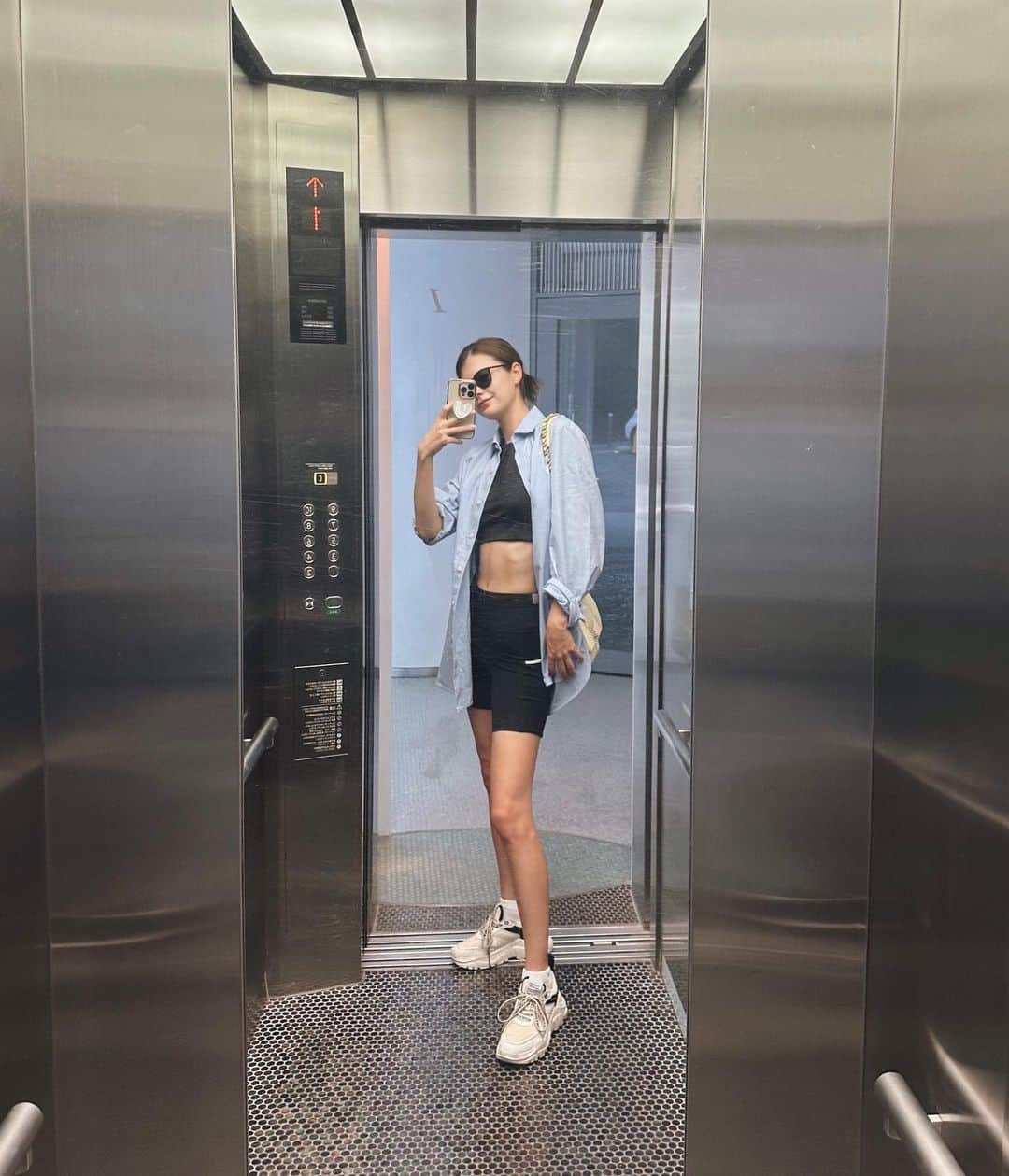 マギーのインスタグラム：「週の始まり、ピラティス🕊️」