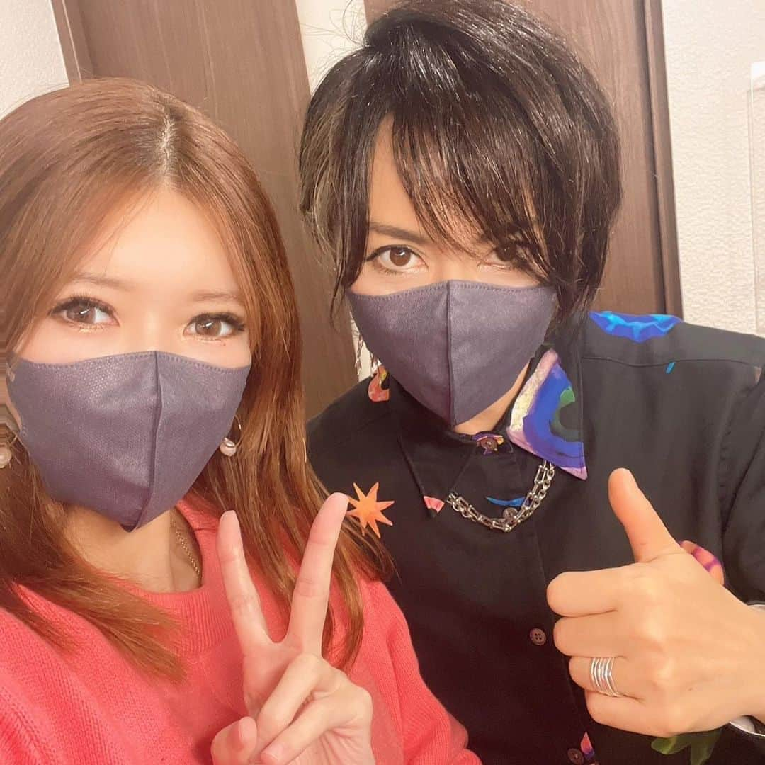 鈴木結女さんのインスタグラム写真 - (鈴木結女Instagram)「前回のラジオ生放送からまたまたあっという間の一ヶ月でした！ 暑い日が続いていますが皆様お元気ですか？  私は幾つかの制作案件が並行しており忙しくしていますがとても元気です♪  さて、前回の生放送前にスタジオで撮影した番組フライヤーが完成しました♪ 長方形とスクエアの2タイプです。 その他まだ面白い？写真があるので、また後日公開出来たらと思っています♪ 撮影についてのあれこれは、他の6月振り返りと共にまた改めて投稿したいと思います！  明後日7/12(水)20:00〜20:55の生放送も是非お聴きいただけたら嬉しいです🎧  7月のメールのお題は 『この夏やりたいこと！』 皆様からのメッセージをお待ちしております＾＾ 宛先は wednesday@komae.fm  『Cafe Milky Way 宛て』と明記の上、必ずラジオネームを添えてお送り下さい⚡︎  番組前19:00〜19:30 は、天川祐さんと、祐さんのアカウントからインスタライブを！ お時間合う方はこちらにも是非遊びに来て下さい＾＾ @yu_u41   #コマラジ #コマラジレギュラー出演 #毎月第2水曜日 #午後8時 #ラジオ生放送 #リスラジで聴けます #いつも応援ありがとうございます#天川祐 #鈴木結女」7月10日 14時35分 - yumelynx