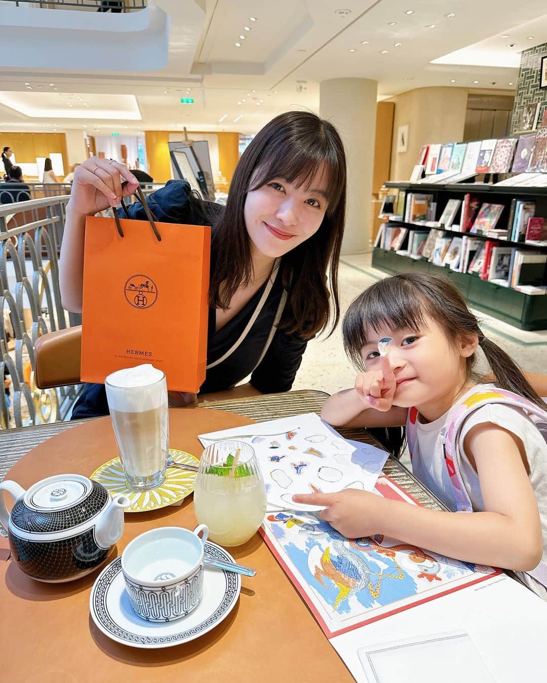 のインスタグラム：「🇫🇷Paris🇫🇷 セーヴルにあるエルメスはカフェもあり、エルメスの食器でお茶ができます✨  子供にはオリジナルの塗り絵やシールも。  せっかくだからバッグをお迎えできたらと思っていたけど、バッグ系は前日に抽選して当選しないと見せてももらえずあえなく断念🥹  最後の写真はたぶん鯉のぼり🐟  #paris#parís#hermes#hermès#Sèvres#エルメス#エルメス食器」