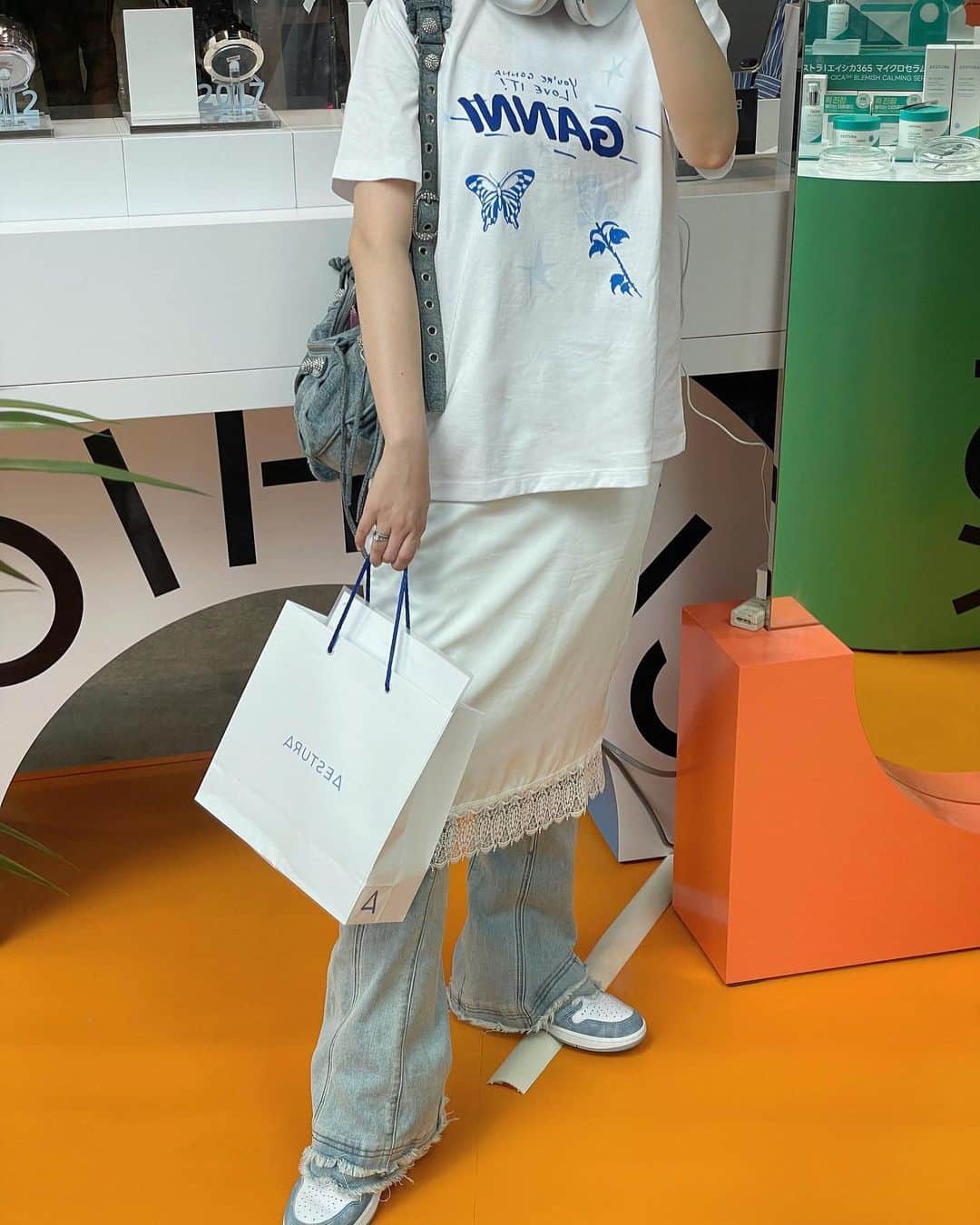 高井香子のインスタグラム：「日本でも韓国を感じられるイベント【アモパシフェス】に行ってきました🇰🇷✨ 1階から3階まで、内容盛りだくさん🎀 実は先日も韓国でアモーレソンスに行ったばかりなんだけど、時間がなくてコスメ買えなかったので日本で買えるの嬉しすぎる！ アモーレパシフィックは「innisfree」「LANEIGE」「ETUDE」「espoir」などなど、韓国有名ブランドを沢山展開してるんだけど... 今回私が1番楽しみにしてたのは...秋に日本上陸予定の【エストラ】をいち早く実際に試して買えるという事🎉 韓国皮膚科医使用率No.1* (*22年12月~23年2月、Kantar Koreaの調査結果に基づく)のメディビューティーブランド✨ 韓国のお肌が綺麗な方は、やっぱりみんな皮膚科に通っている（※高井調べ） ので、皮膚科で出されるコスメに興味津々。 今回試した中で私の一押しは... 「エイシカ365シリーズ」のおいそぎCICAマスク✨ CICA大好きっ子なので、名前だけでも好き。笑 シートマスクよりもパッドタイプだから本当に簡単🥹🩵 パッドタイプってよくあるっちゃあるかもだけど、オススメポイントは圧倒的にひたひたパッド。 手につけて、1階から3階までアモパシフェスをふらふらしてたけどずっとひたひたしてたのすごくない？笑 髪乾かしながらでも使える✌️ ちなみに...韓国コスメブランドと言えば！！ の人気商品のサンプルがもらえるキャンペーンもありますよ〜 7月11日(火)まで@cosme TOKYOにて開催中なので みんなでアモパシフェス楽しんじゃいましょ！！  #エストラ #アモパシフェス #エイシカ365クイックマスクパッド #おいそぎCICAマスク #朝の3分マスク #メディビューティー #韓国コスメ #PR」