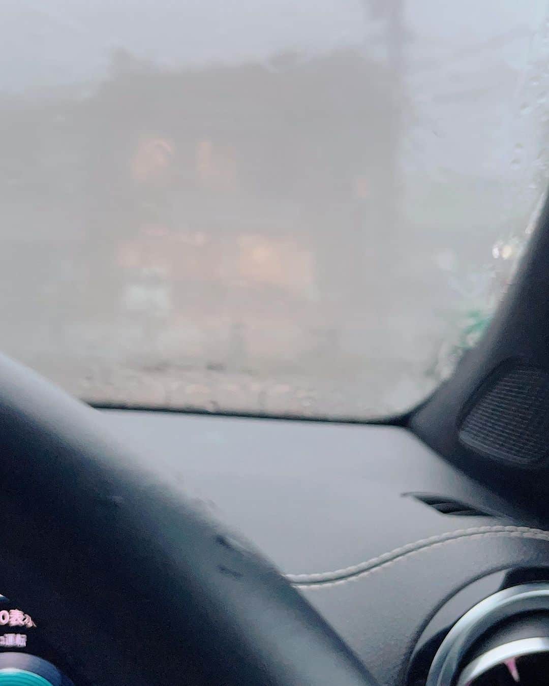 藤井日菜子さんのインスタグラム写真 - (藤井日菜子Instagram)「急な雷雨にあって髪も服もびちゃびちゃに😨前も見えないし💦ちょっと待機🚗💦九州地方も大変なことになっているし天気の急な変動、、、怖いですね⛈️運転気をつけよう🚗皆さんも気をつけてください😌ぺこり  #夏の天気は変わりやすい  #急な雷雨にご注意」7月10日 14時56分 - hinakofuji