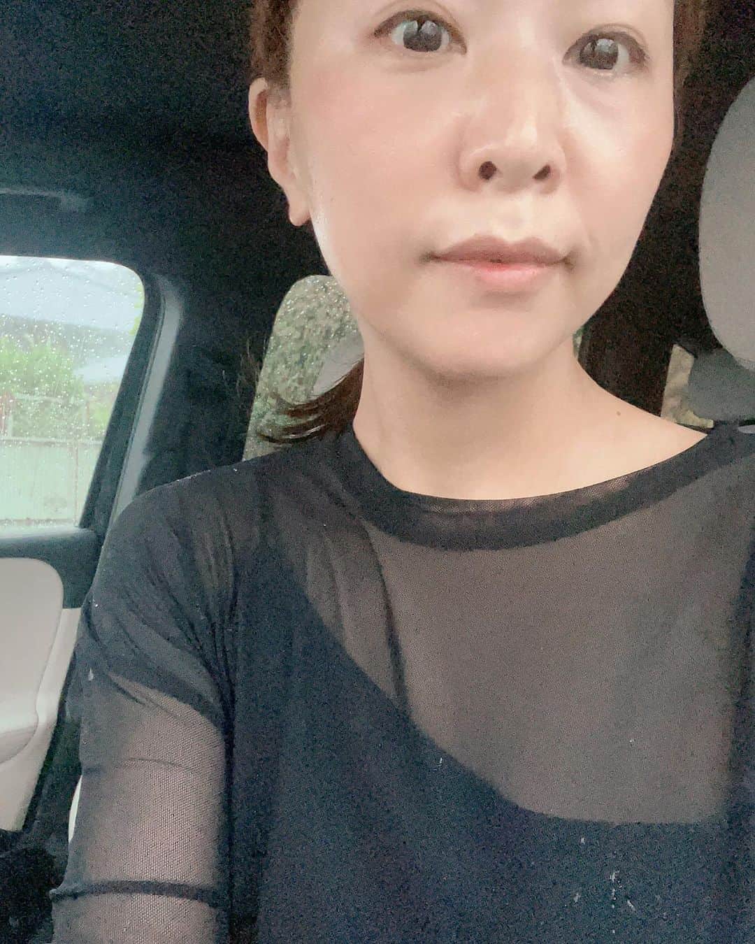 藤井日菜子のインスタグラム：「急な雷雨にあって髪も服もびちゃびちゃに😨前も見えないし💦ちょっと待機🚗💦九州地方も大変なことになっているし天気の急な変動、、、怖いですね⛈️運転気をつけよう🚗皆さんも気をつけてください😌ぺこり  #夏の天気は変わりやすい  #急な雷雨にご注意」