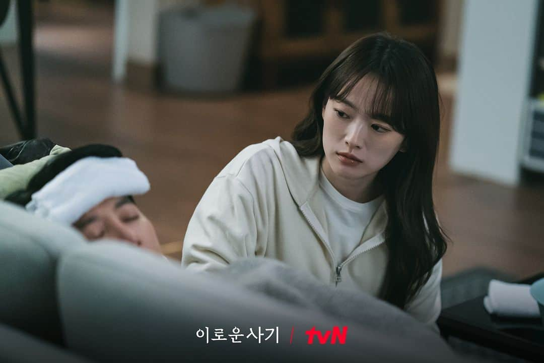 tvN DRAMA【韓国】さんのインスタグラム写真 - (tvN DRAMA【韓国】Instagram)「말랑로움🥰 끝판왕, 병간호 로움 등장?!👩🏻‍⚕️ 야무진 손길로 아픈 무영을 돌보는 로움의 모습 포착!🩹  무영이 아픈건 싫은데, 천사로움은 좋은... 모순된 이 감정은 몰까....?😚   [월화] 저녁 8:50 tvN #이로운사기 #DelightfullyDeceitful #천우희 #김동욱 #윤박 #박소진 #이연 #유희제 #홍승범 #이태란 #tvN #스트리밍은TVING」7月10日 15時00分 - tvn_drama