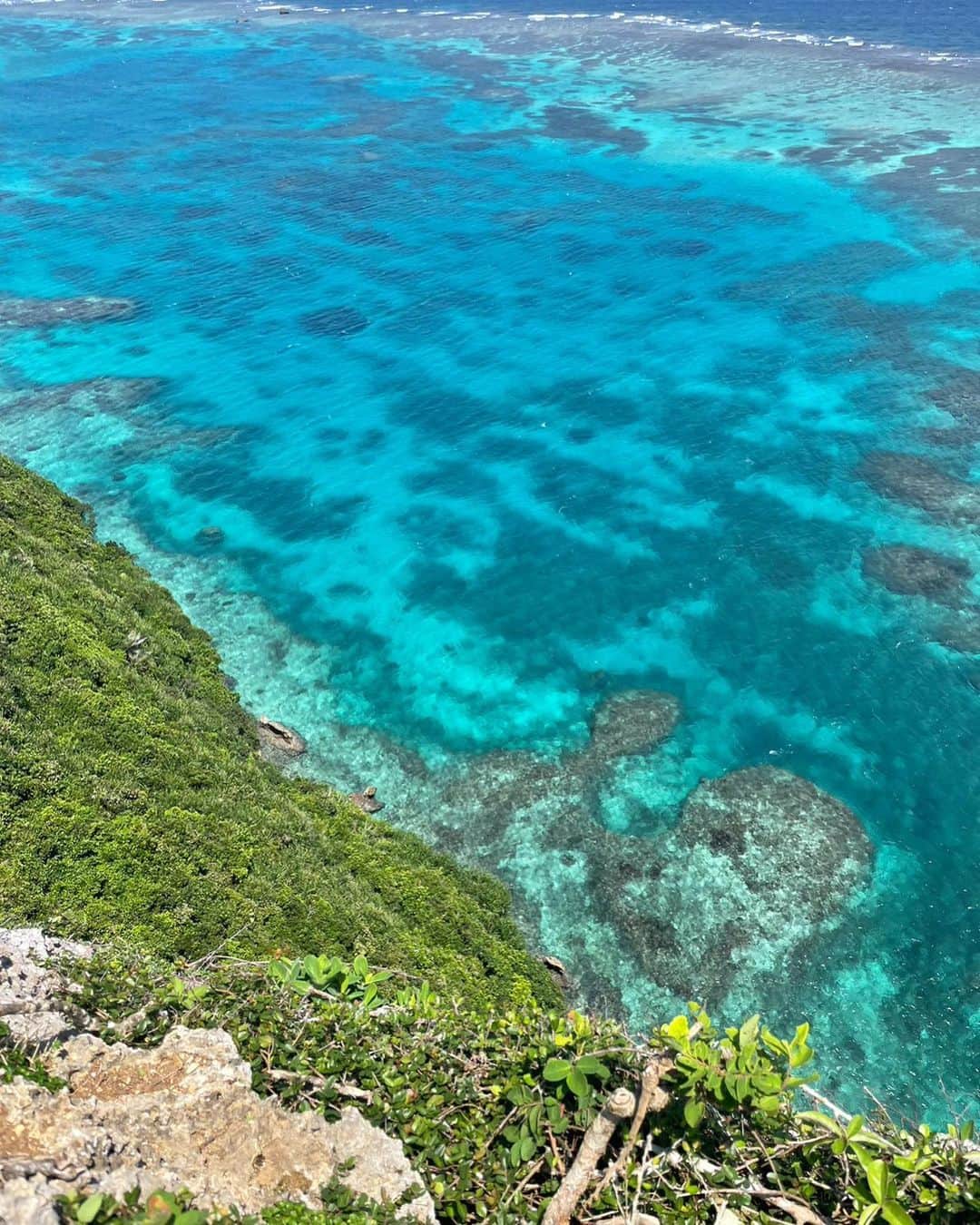 のインスタグラム：「Memories…🏝️  伊良部島の三角点。 足場悪いし、一歩間違ったら 落ちるようなすごいところ🥶 けれど、この絶景は見る価値あり✨  #奈沙旅in沖縄 #奈沙旅in宮古島 #奈沙旅in伊良部島  #三角点 #伊良部島 #宮古島 #沖縄 #絶景 #絶景スポット #okinawa #miyakojima #miyakoisland #irabujima #irabuisland #sea」