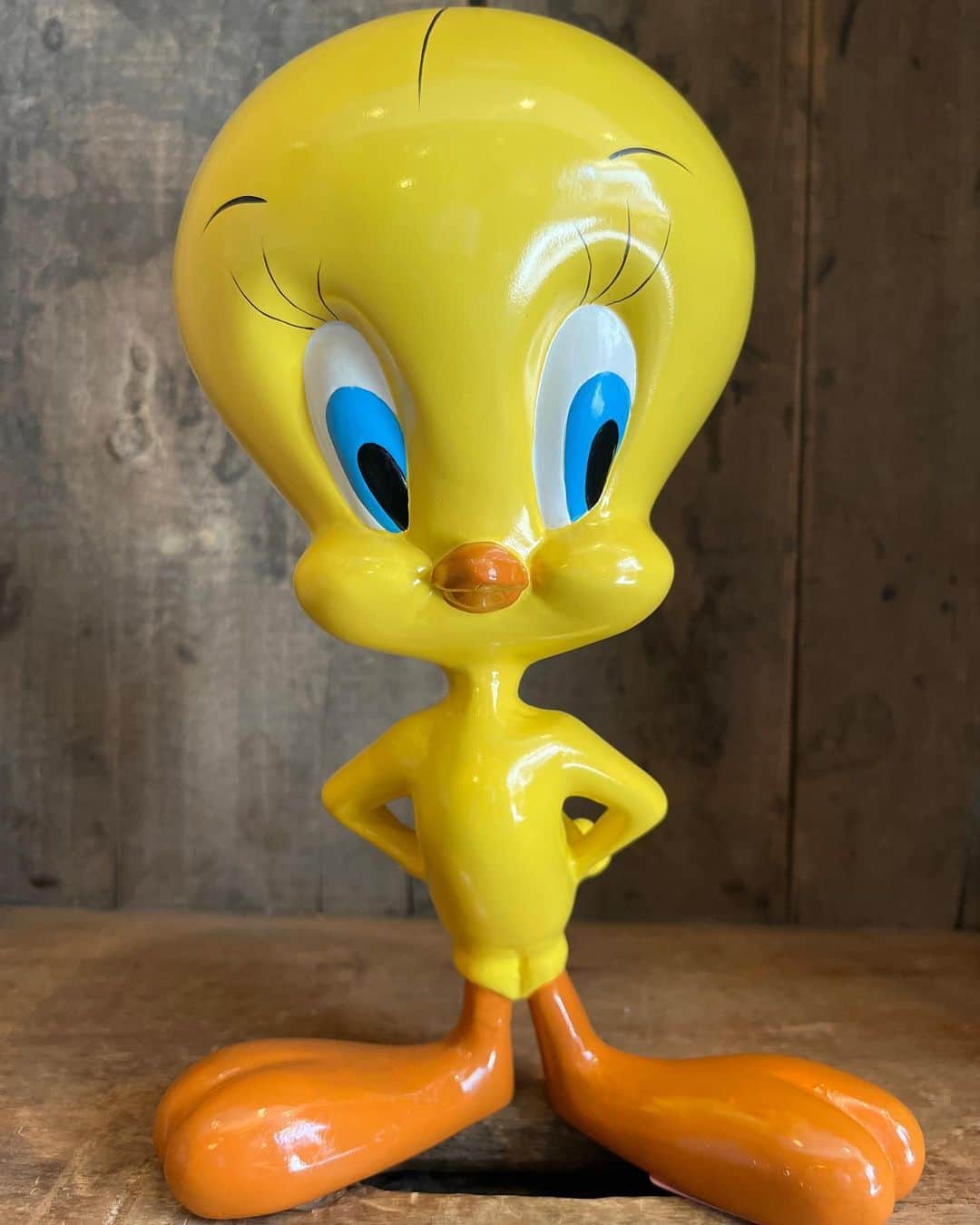 kiarrysのインスタグラム：「2000’s Warner Bros Looney Tunes Tweety Bird Statue New in .」