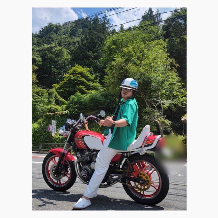 佐田正樹のインスタグラム：「単車依存症のわたくしは、 冬は5度以上あれば走ります‼︎  夏はいつでも！なんて言うてたけど、32度以下にせんと死ぬほど暑い。  決めた。 33度以上はわたし走りません。 旧車にもよくない‼︎  ただ川に入って涼んで美味しい蕎麦食ったら、また行きたくなんのよ‼︎  以上単車依存症でした。」