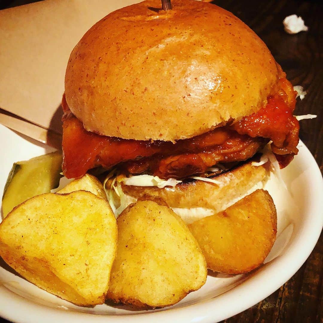 MONKYのインスタグラム：「昨日、レッスン終わりに食べた和田食堂の絶品チキンバーガーを添えてライブのお知らせ。 @wadashokudo   今週の金曜日、１４日はCOSMIC JUNGLE feat.Sakkoで渋谷のオーガニックでspicyなお店、虎子食堂！  初めましてなSakkoちゃんと、COSMIC JUNGLEでは初セッションなキーボードの外池満広さん！　ビンテージなリズムマシンも駆使して新たなサウンドが聴けそうで、とても楽しみ！！ @sakkonegram  @cosmic_jungle2021  @toike.mitsuhiro   １５日は平塚にんにく市場！  音楽好きのお客さんが集まる平塚のホットスポット。 毎回大いに盛り上がるので、どんなことになるのかー♬  そして１６日はスカパラの北原雅彦さんのQuintet＠日吉wonder wall こちらは満席、ありがとうございます！ どんな音楽になるのかとても楽しみ。  ぜひ遊びに来ておくれやす！  詳しくはプロフィールのリンクからどうぞ。  エンジョイ♬」