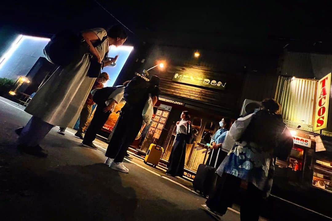 土屋神葉さんのインスタグラム写真 - (土屋神葉Instagram)「地方公演で訪れた九州などで大雨の被害が出ており、とても心配です。 くれぐれも、命を守る行動を大切になさってください。 安全を祈願しながら、感謝を込めて投稿します。 . 木ノ下歌舞伎『糸井版 摂州合邦辻』が大千穐楽を迎えてから 一週間が経ちました。 . ご来場してくださった皆様、本当にありがとうございました。 . 本当は、終わってすぐに投稿したかったのですが、 なんだかあまりにも名残惜しくて、 一週間後の投稿になってしまいました。 . まず、信じられないくらい充実した日々でした。 座組全員で演劇という大海原を大冒険した気分です。 日々、この座組で演劇をすることが出来ていることに、 感謝の気持ちが溢れていました。 . そんな公演の日々を２つの投稿に分けて、 振り返っていきます！ . 1枚目は僕が演じた俊徳丸。道行のシーンですね。 撮影は前澤秀登さんです！ 2枚目は大千穐楽の公演直後の集合写真！ . 3枚目は本公演にて。 身体は見事に限界を突破していましたが、心からの笑顔！ 4枚目は、 本公演の千秋楽後に寄ったお気に入りのカフェ。 . 5枚目は北上公演にて。 座席が美しいブルーで、とても気持ちの良い劇場でした。 6枚目は、脳裏に焼き付いている北上の夕陽。  7枚目は、豊橋公演にて。 赤を基調としていて、 俊徳丸との相性が抜群の空間でした。 8枚目は、 豊橋駅の近くの美味すぎるタコス屋さん！ . 地方公演を経て、 作品がどんどん成長していきました。」7月10日 20時43分 - simbatsuchiya_official