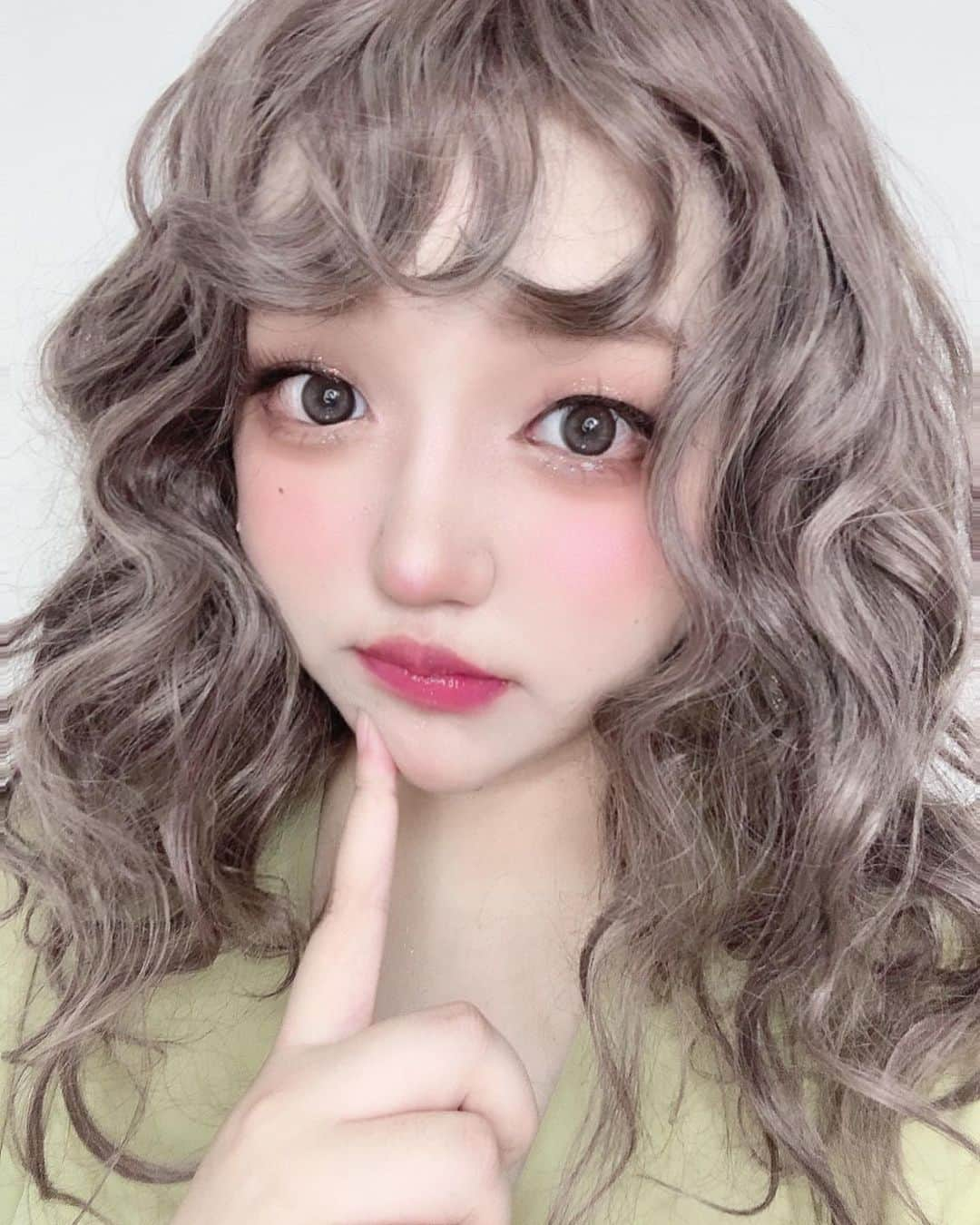 すうれろのインスタグラム：「くるくるふわふわは、いかがでしょうか💭꒰⑅ •͈ ༝ •͈ ⑅꒱♡  ちなみに地毛は1年以上、美容室に行ってません😱やばい！」