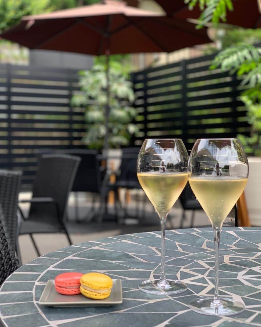 pâtisserie Sadaharu AOKI parisのインスタグラム：「テラス席のご案内🥂  夏のさわやかな風が心地よい季節になりましたね。 アトリエ軽井沢店では、テラス席を新たにOPEN。緑を感じながら広々ゆったりとお過ごしいただけます！  定番のケーキはもちろん、アトリエ軽井沢店限定のスイーツも盛りだくさんです。  ぜひご利用ください♪ ワンちゃん連れのお客様も大歓迎です！  ＿＿＿＿＿＿＿＿＿＿＿＿＿＿＿＿＿＿  【場所】 サダハルアオキ　アトリエ軽井沢店  【サロン営業時間】 11:00～17:45（LO 17:00）  ＿＿＿＿＿＿＿＿＿＿＿＿＿＿＿＿＿＿」