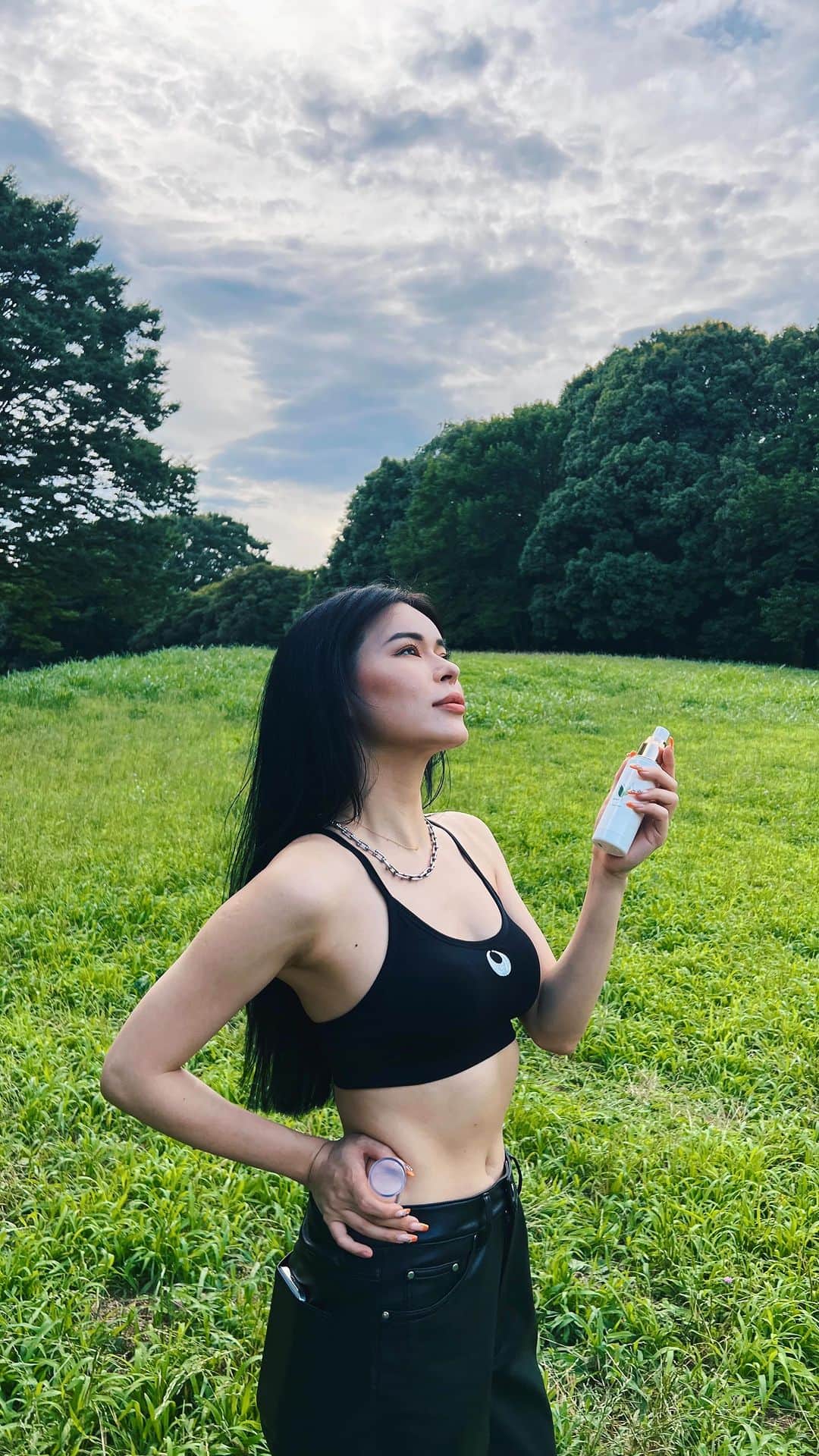 のインスタグラム：「最近使ってる私のおすすめスキンケアを紹介します♡ 花粉症が酷くなってから 使えるスキンケアが限られてきてしまって @mooi_cbd_skincare が最近私の スキンケアのスタメンです⛹🏽‍♀️♡  天然由来の高濃度CBD配合の化粧水で 日本国内の工場で製造していて 安心安全の敏感肌にも使える化粧水です! 今の時期便利な手軽に使えるスプレータイプで 顔に直接ふりかけるのがちょー気持ちよくて笑 CBDのほのかな香りもすごくいい匂いなの! 洗顔後すぐに使えるしメイクの上からも使えて お直し時やセッティングスプレーにもいけちゃう優れもの。  お得なクーポンコードもあるので ぜひ使ってね🌿  クーポンコード【mooi001】 商品代金から1個につき"¥500 OFF" 通常送料¥500が"送料無料"🌿  トータル"¥1000"お得になるよ🌿💫」
