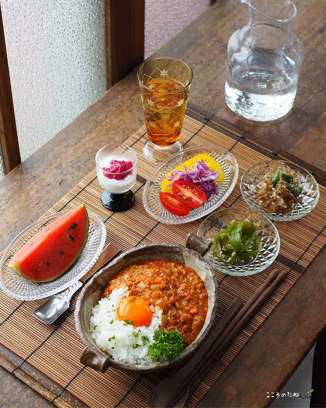 こころのたねのインスタグラム：「⢀⢄ ．．⢄ ⢀𖧧  先日のお夕飯です🍛🥄 ⁡ 【発酵メニュー】 𖧷ルゥ不使用・発酵キーマカレー 𖧷ミニサラダ 𖧷ピーマンのだし麹炒め 𖧷いんげんの味噌和え 𖧷こんにゃくのピリ辛煮 𖧷ヨーグルト・ドラゴンフルーツの甘酒ジャム添え 𖧷小玉スイカ ⁡ 今日もお疲れさまでした☺️ ⁡ 日々のキロクは𝔸𝕞𝕖𝕓𝕒ブログに✍️ @kokoronotane ⁡ ⁡ 𖧷 𖧷 𖧷 𖧷 𖧷 𖧷 𖧷 𖧷 𖧷 𖧷 𖧷 𖧷  各、著書発売中です。 📘のほほん御膳（盛り付け・簡単作り置き） 📗のほほん曲げわっぱ弁当（脱力系わっぱ弁当） 📙美しい作りおき（自家製調味料〜作り置き） 📕かわいいお菓子（米粉のおやついろいろ） 𖧷 𖧷 𖧷 𖧷 𖧷 𖧷 𖧷 𖧷 𖧷 𖧷 𖧷 𖧷 詳細・お求めはハイライトの📚マークから。 ⁡ その他、オリジナル商品 🍵有機茶（6種） 🍲レンジ鍋（3種） @kokoronotane ⁡ おでかけアカウント @_tecu_tecu_  はじめてみました𖠿 ．．⢄ ．．⢄ ⢀⢄ ．⢀𖧧」