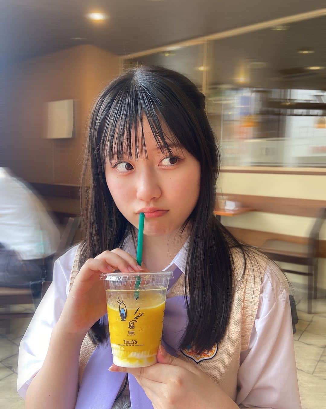 河村果歩のインスタグラム：「🌈🍒  明日、おはスタ出演します💜  観てくれるかな、？♡  写真はイッテラリポート岩手編のオフショット📷´- 撮影の合間におはガールでティータイム☕️  岩手編は7/24~放送❕お楽しみに❕  #河村果歩 #nicola #おはスタ #おはガール #かほっち #ニコラ #ニコモ #ニコラ8月号発売中 #SUPERGIRLS #スパガ #アイドル」